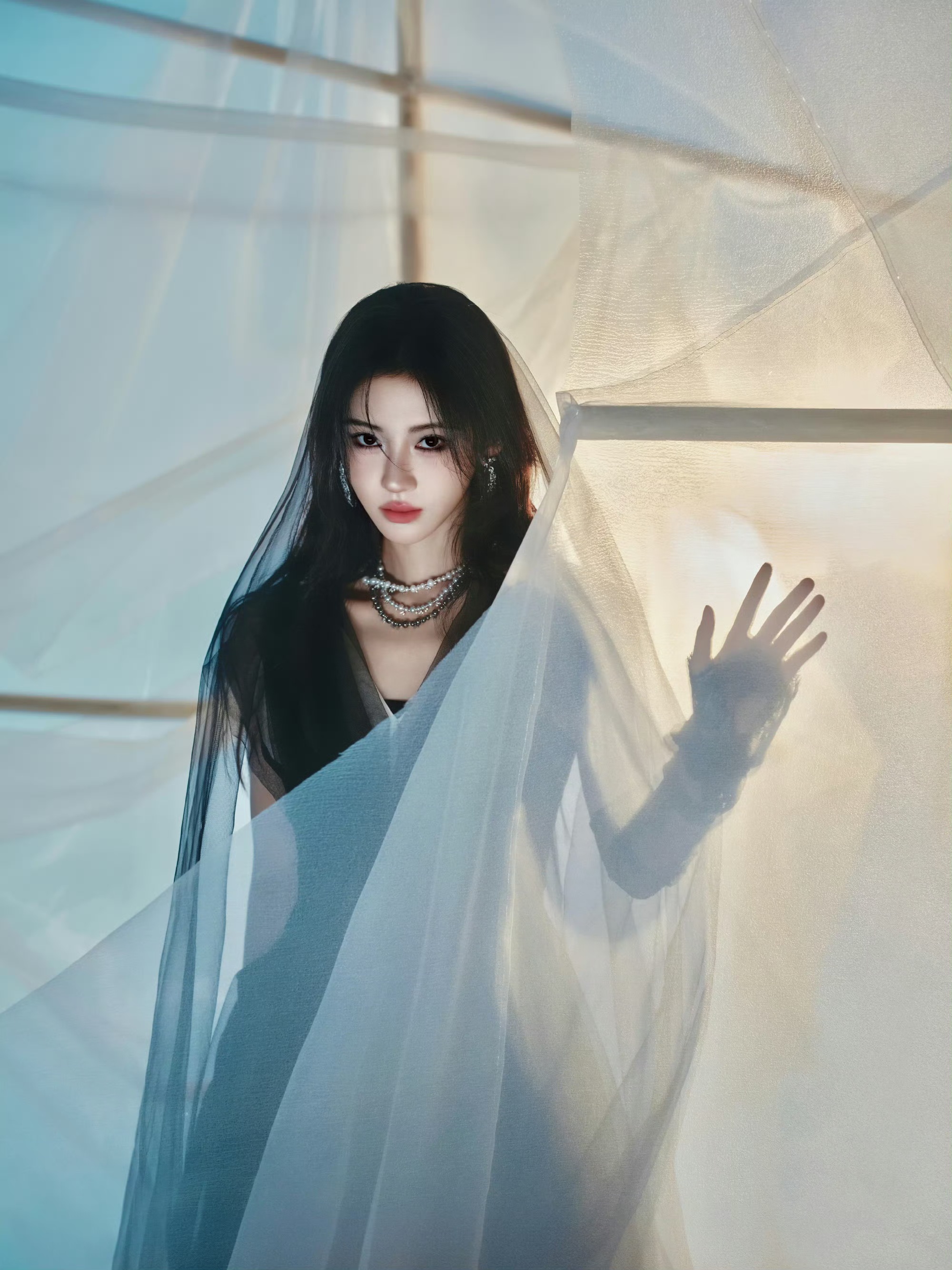 黑纱氛围感穿搭!鞠婧祎演绎神秘清冷美学