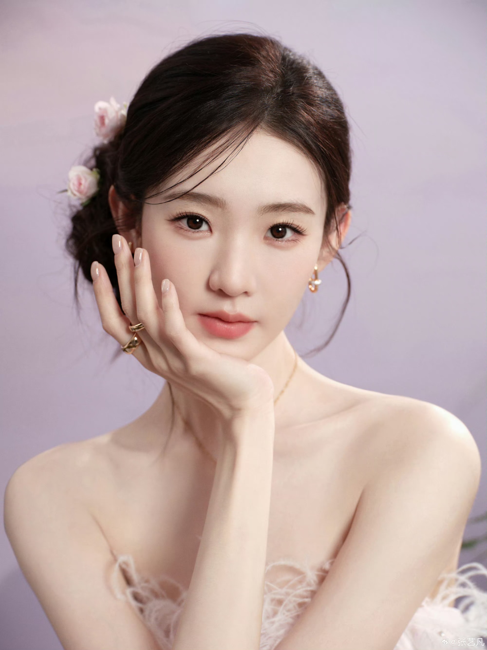 张艺凡时尚写真：雾境花仙，把春日揉进裙摆