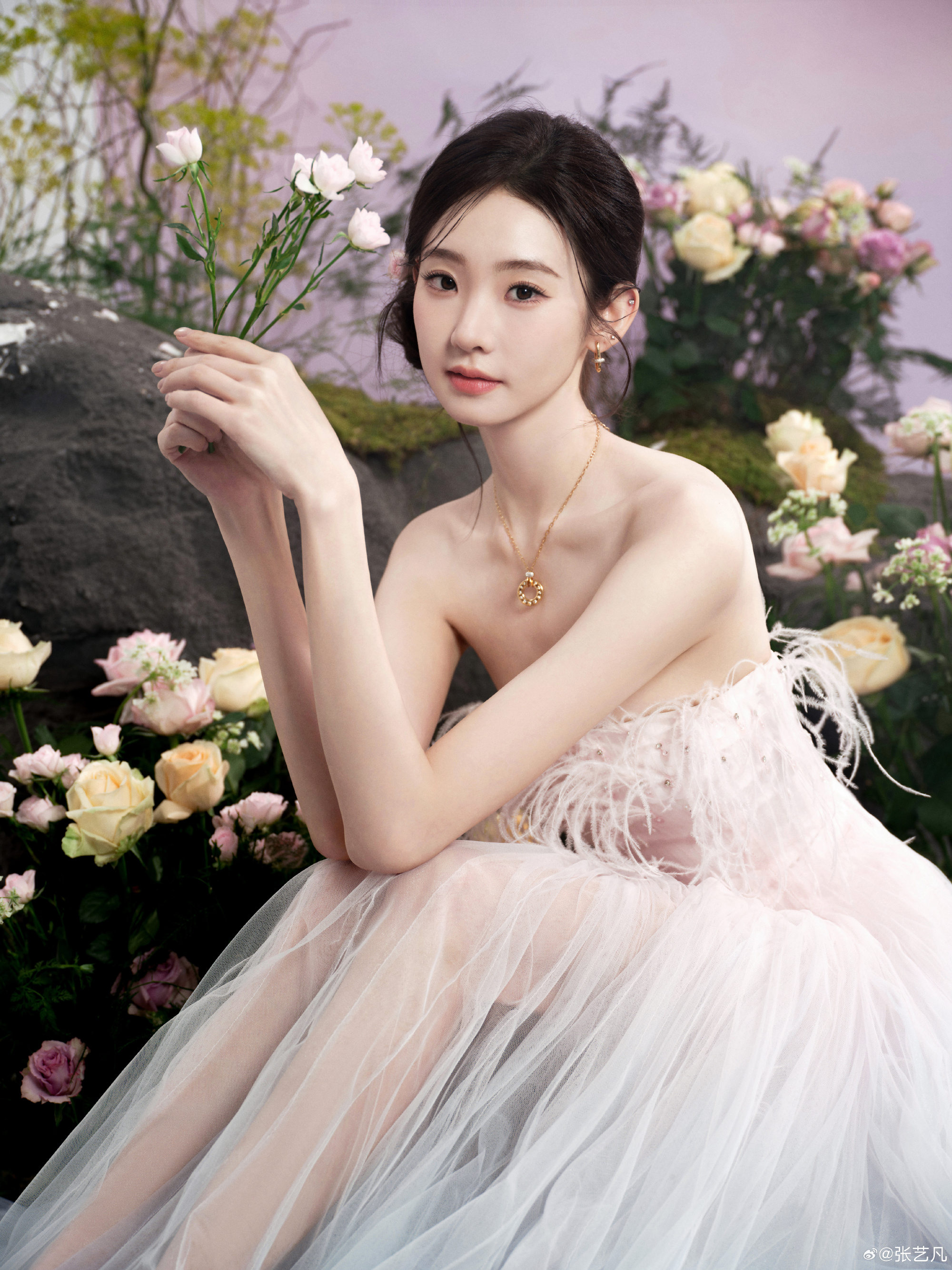 张艺凡时尚写真：雾境花仙，把春日揉进裙摆