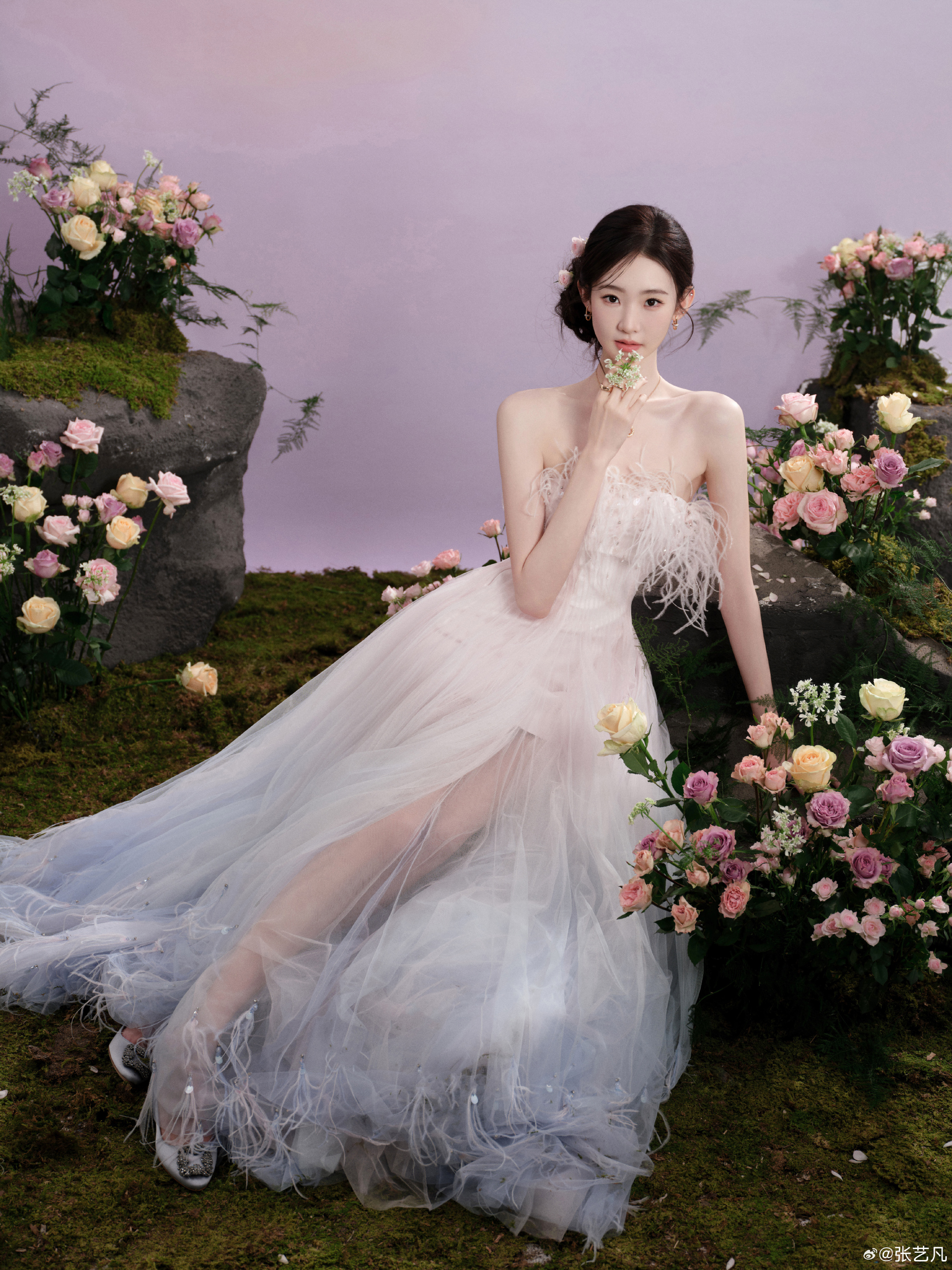 张艺凡时尚写真：雾境花仙，把春日揉进裙摆