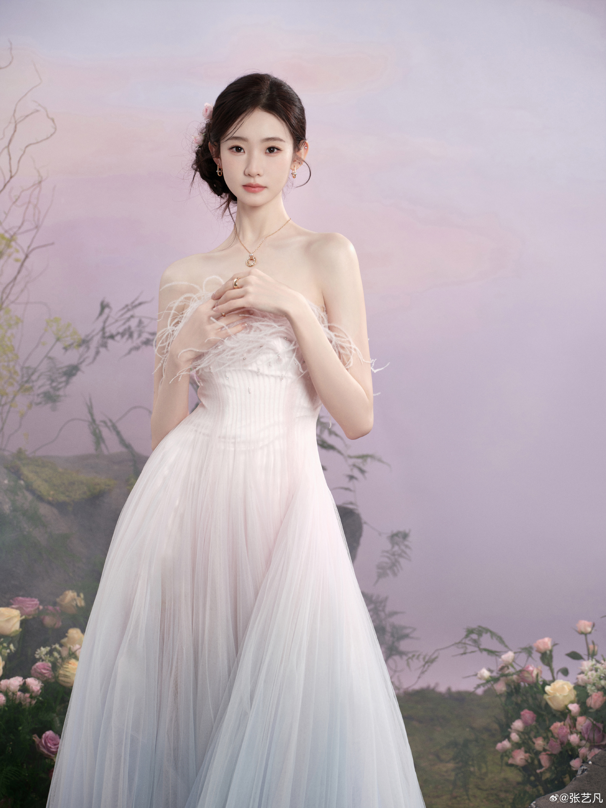 张艺凡时尚写真：雾境花仙，把春日揉进裙摆