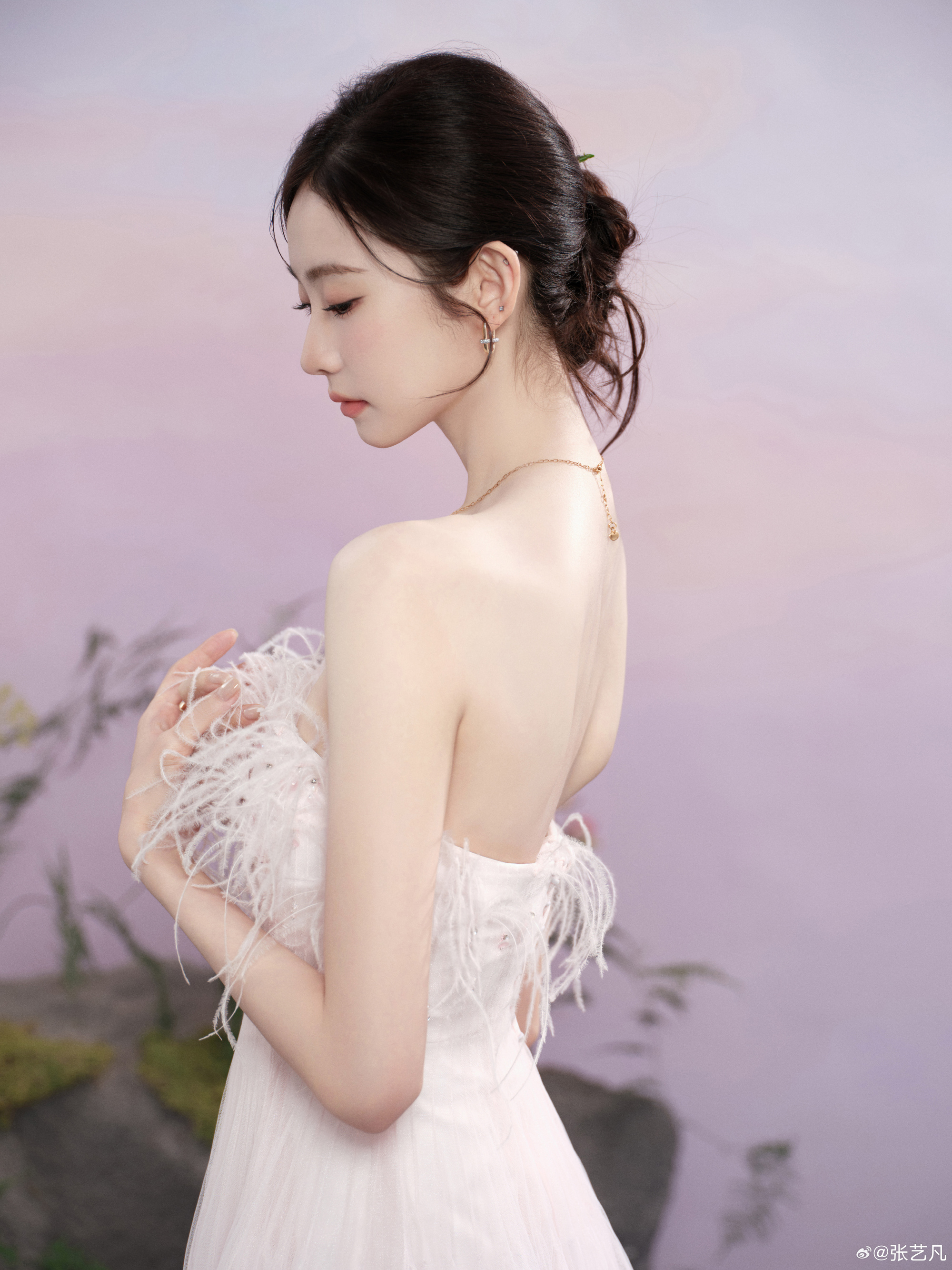 张艺凡时尚写真：雾境花仙，把春日揉进裙摆