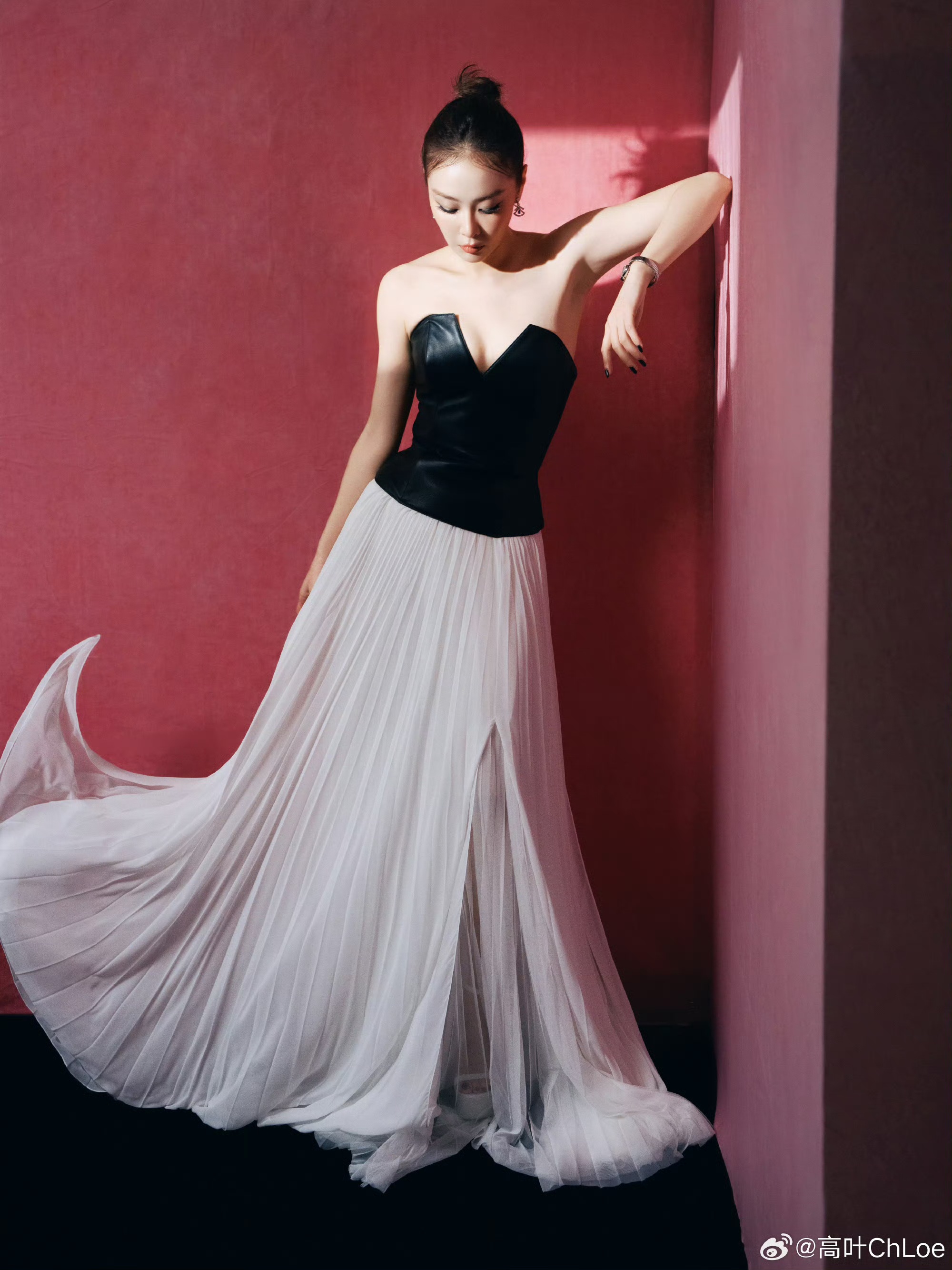 高叶黑白撞色礼服：刚柔共生的女性力量美学