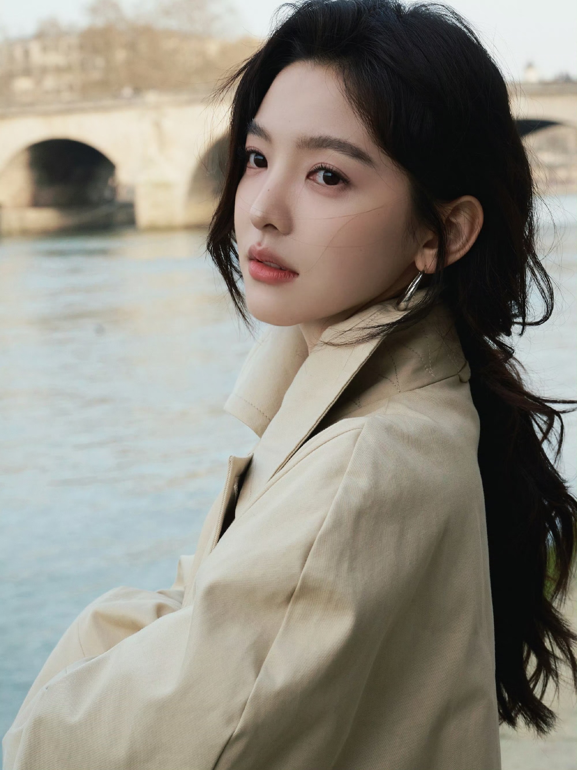 章若楠巴黎街拍：松弛感穿搭的终极叙事