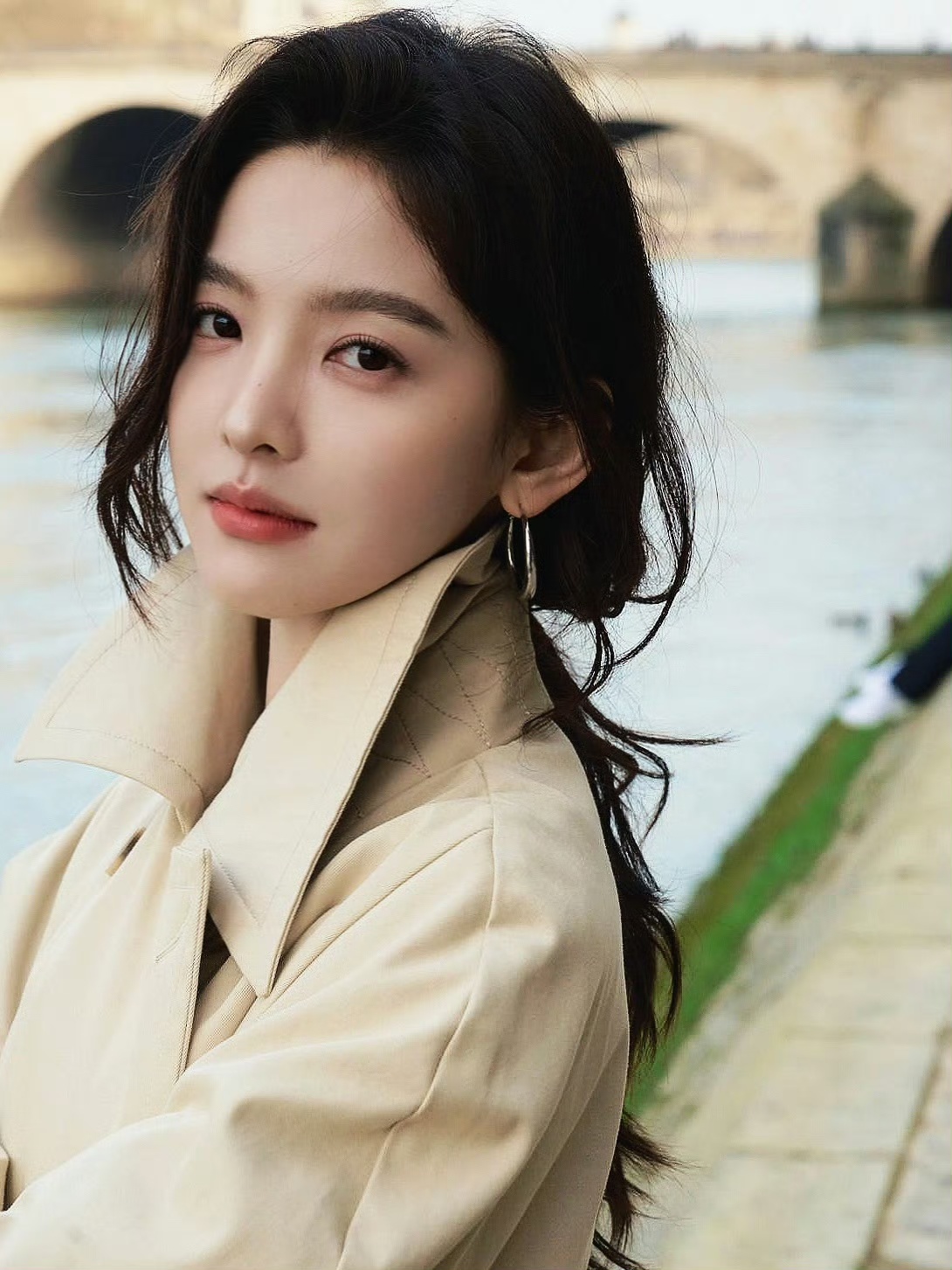 章若楠巴黎街拍：松弛感穿搭的终极叙事