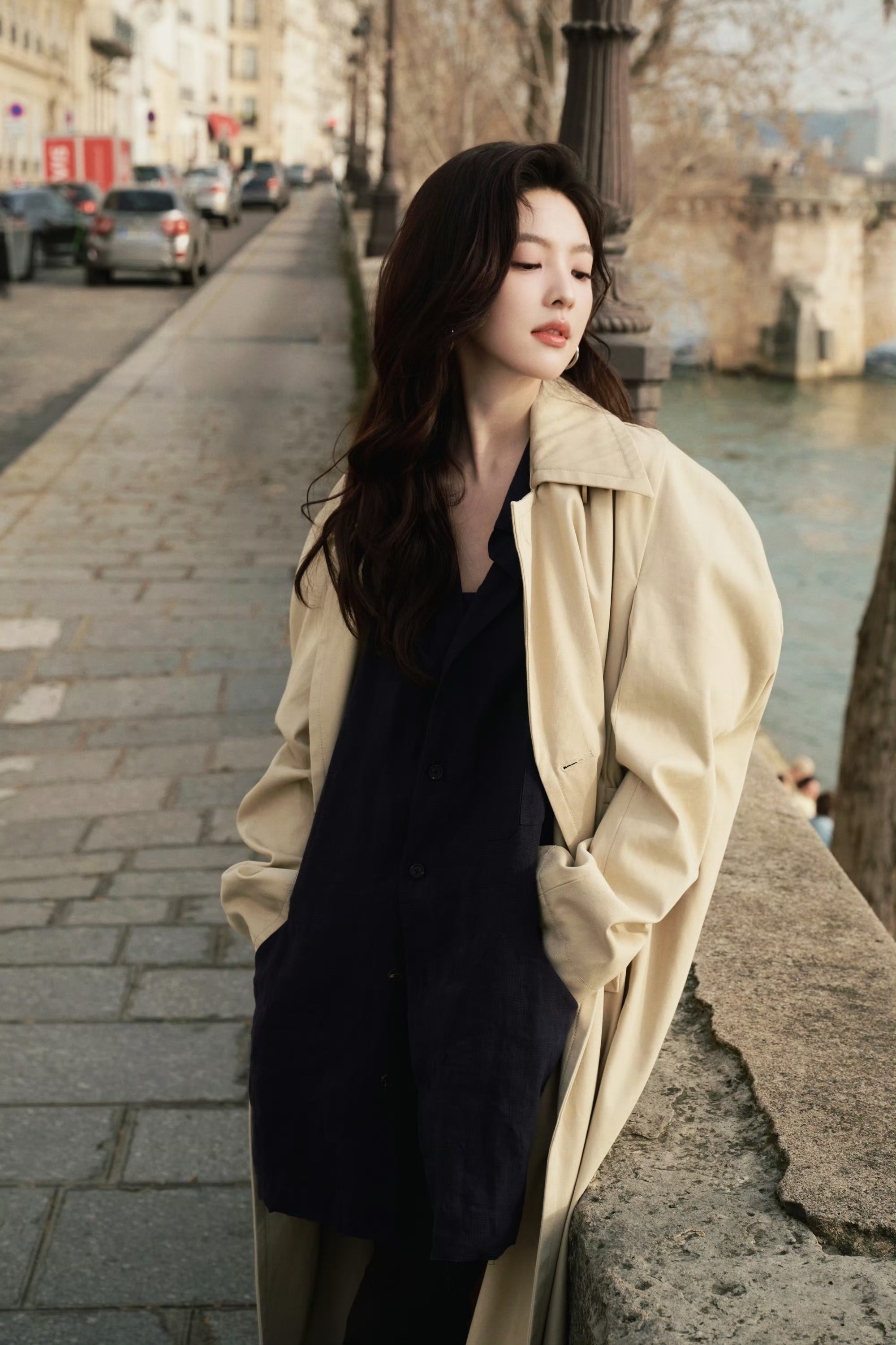 章若楠巴黎街拍：松弛感穿搭的终极叙事