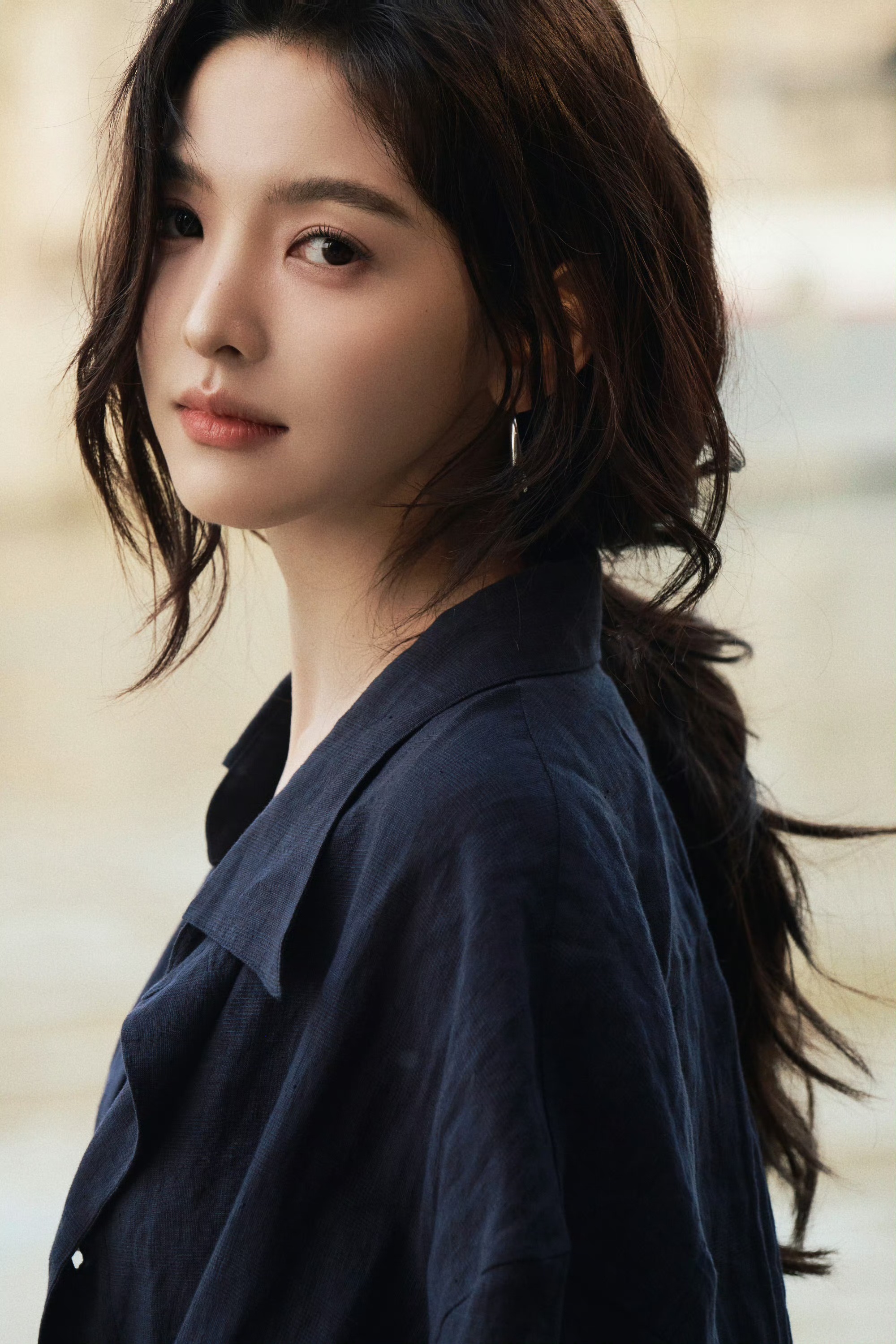 章若楠巴黎街拍：松弛感穿搭的终极叙事