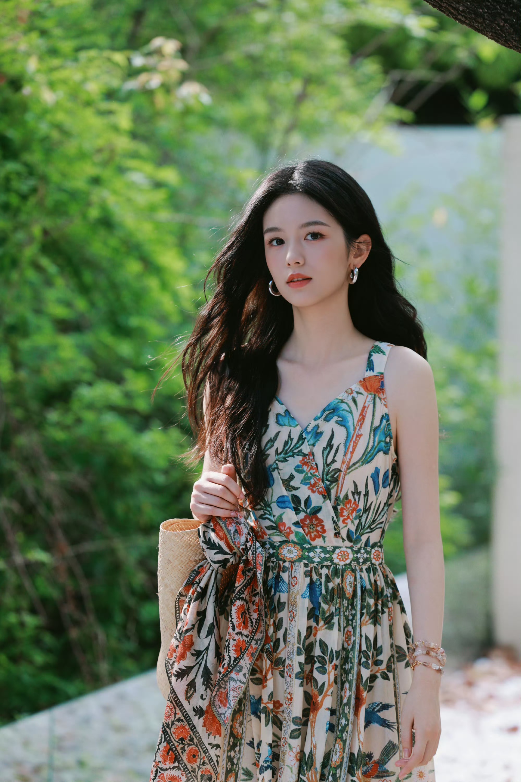 周也夏日写真穿搭：清冷感与烟火气的完美平衡