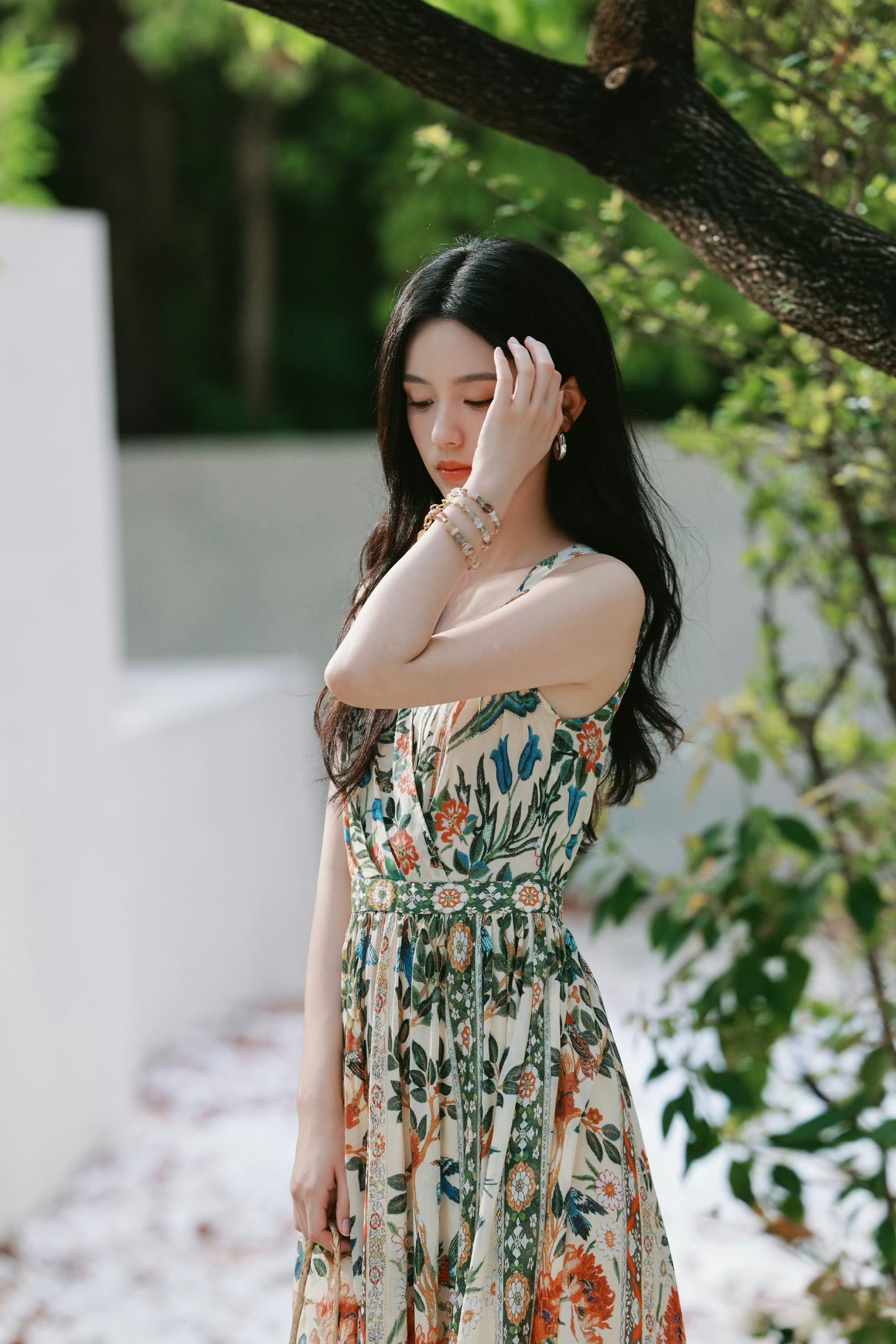 周也夏日写真穿搭：清冷感与烟火气的完美平衡