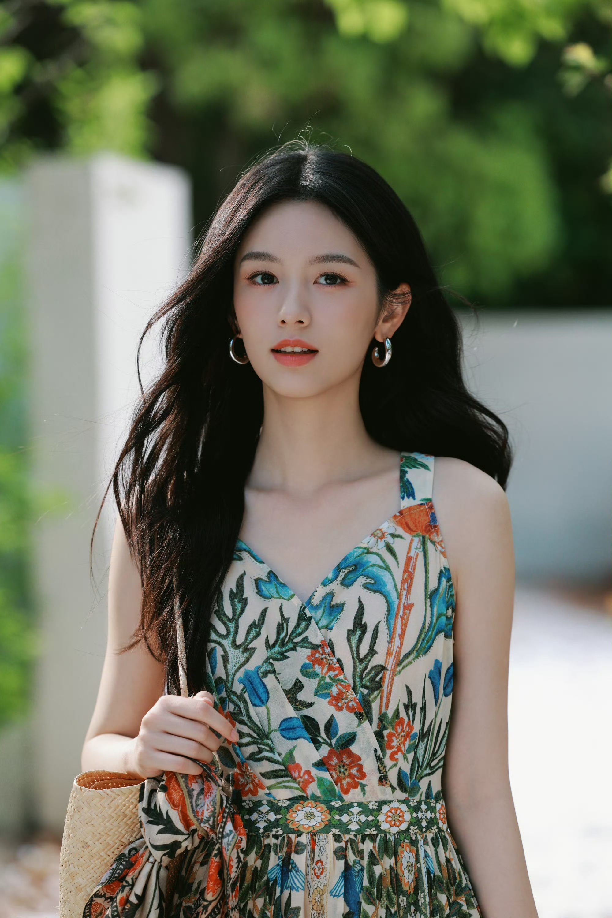 周也夏日写真穿搭：清冷感与烟火气的完美平衡