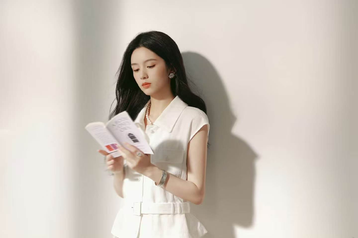 周也夏日写真穿搭：清冷感与烟火气的完美平衡