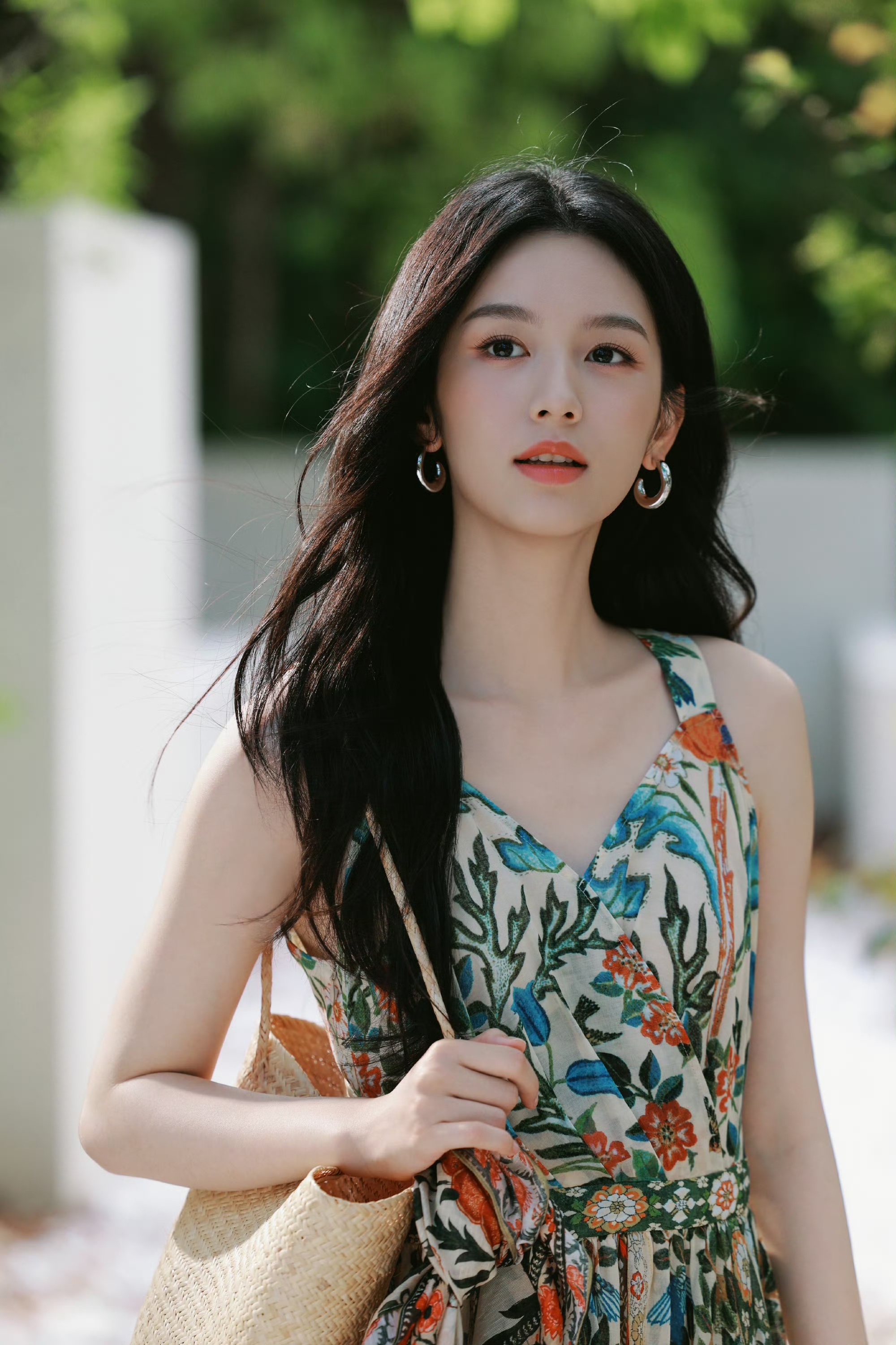 周也夏日写真穿搭：清冷感与烟火气的完美平衡