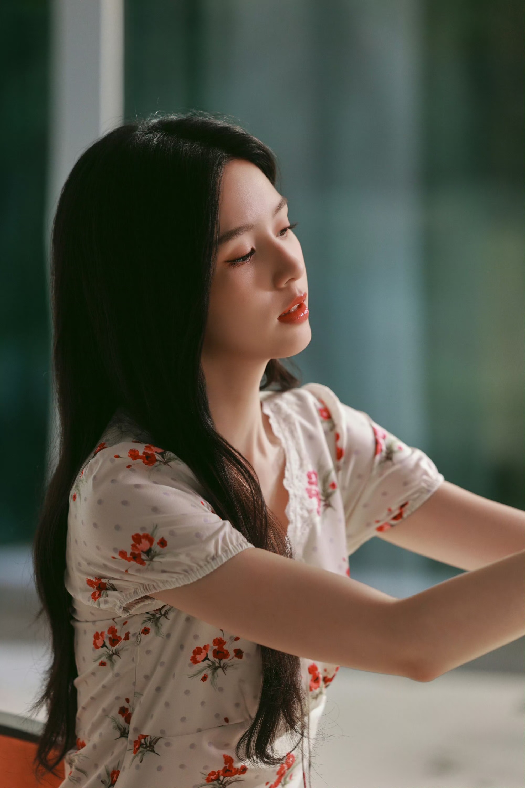 周也夏日写真穿搭：清冷感与烟火气的完美平衡