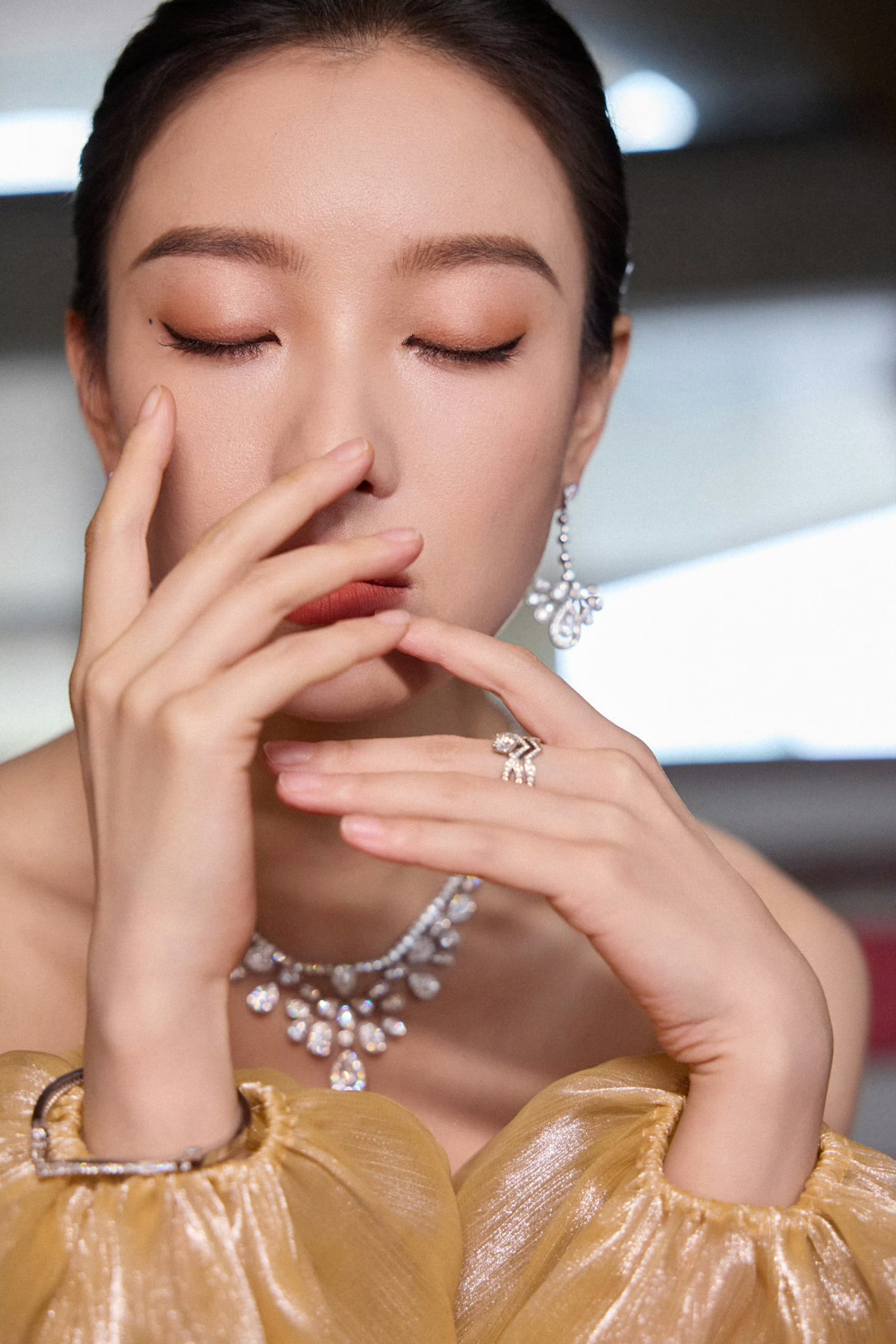 倪妮鎏金礼服造型：把贵气穿成风骨