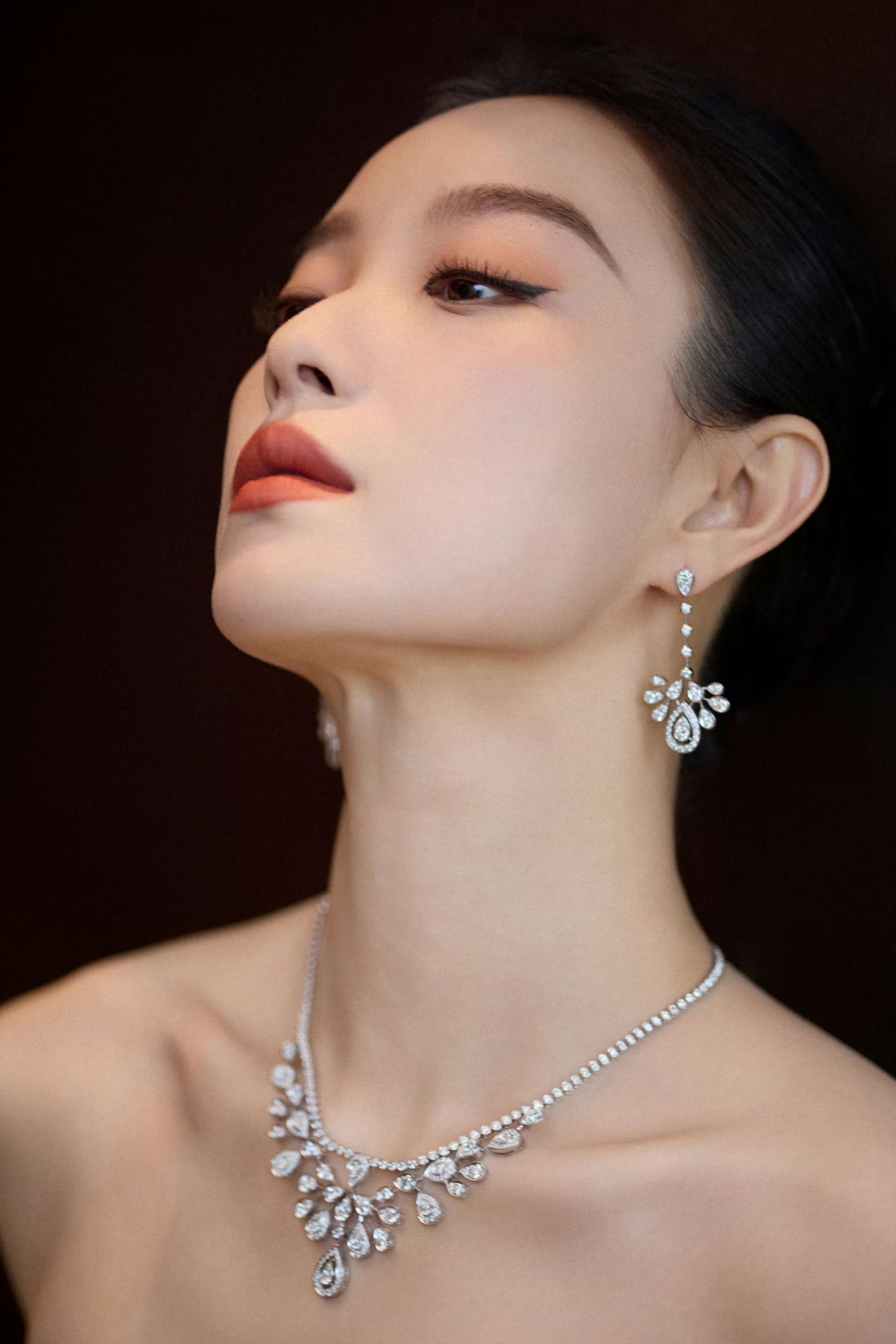 倪妮鎏金礼服造型：把贵气穿成风骨