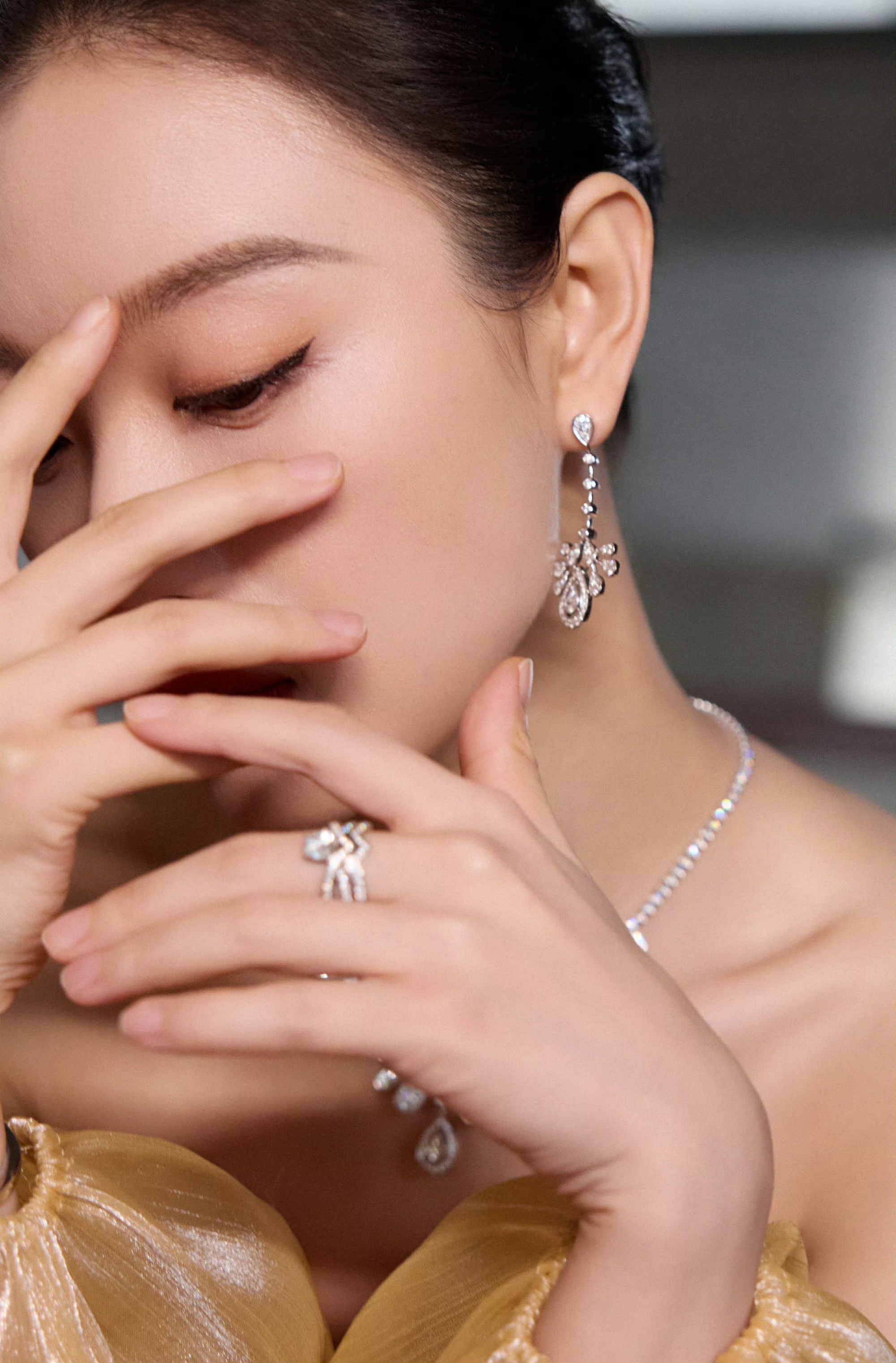 倪妮鎏金礼服造型：把贵气穿成风骨