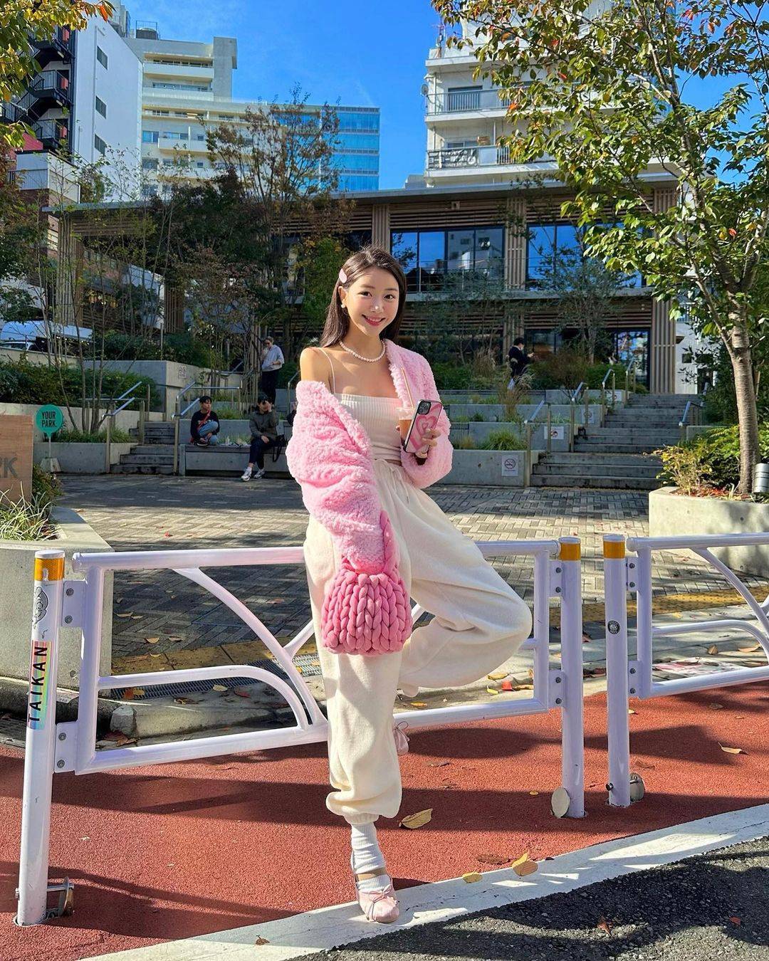 春日甜妹穿搭天花板！粉白配色松弛感公式，日常出街回头率拉满