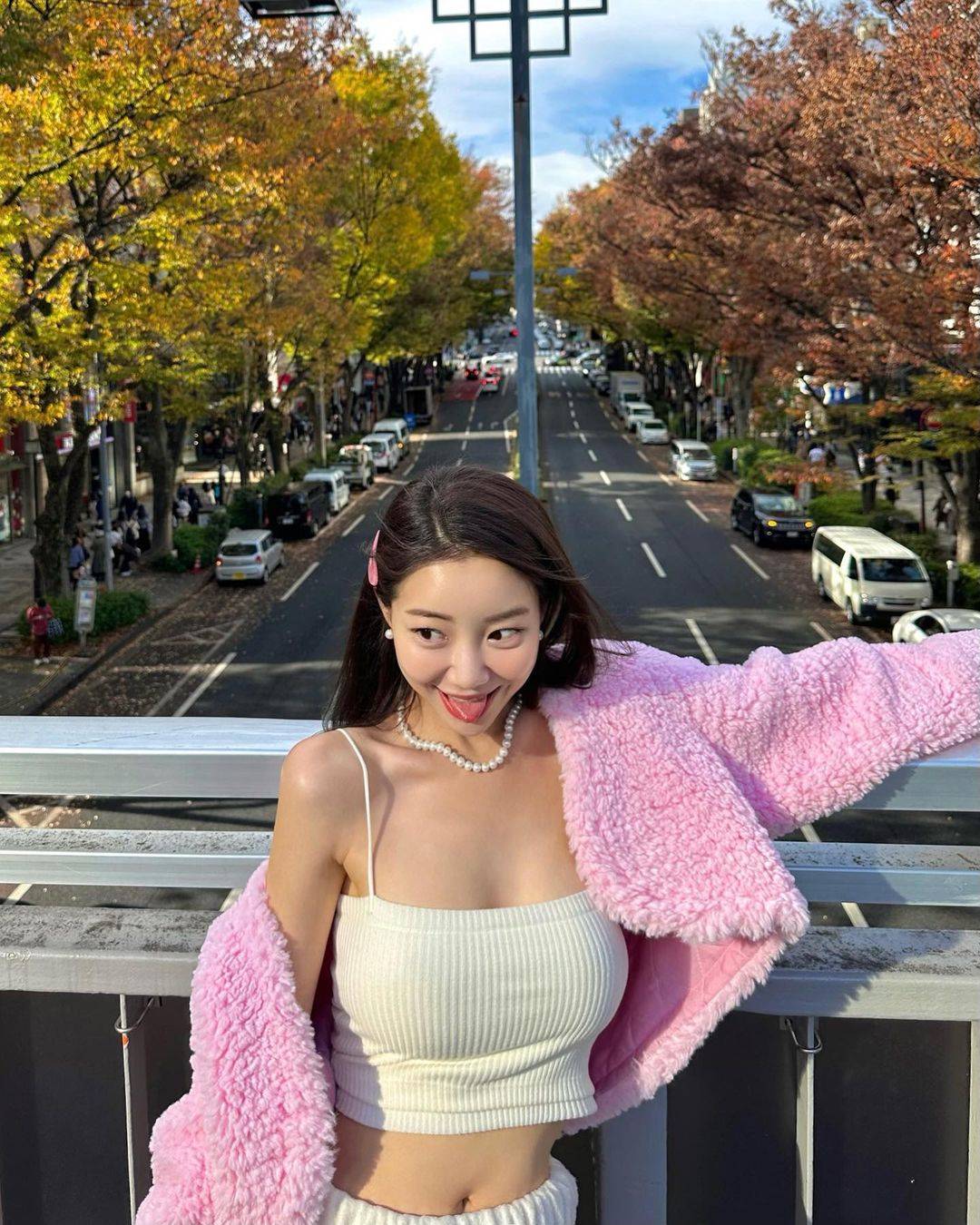 春日甜妹穿搭天花板！粉白配色松弛感公式，日常出街回头率拉满