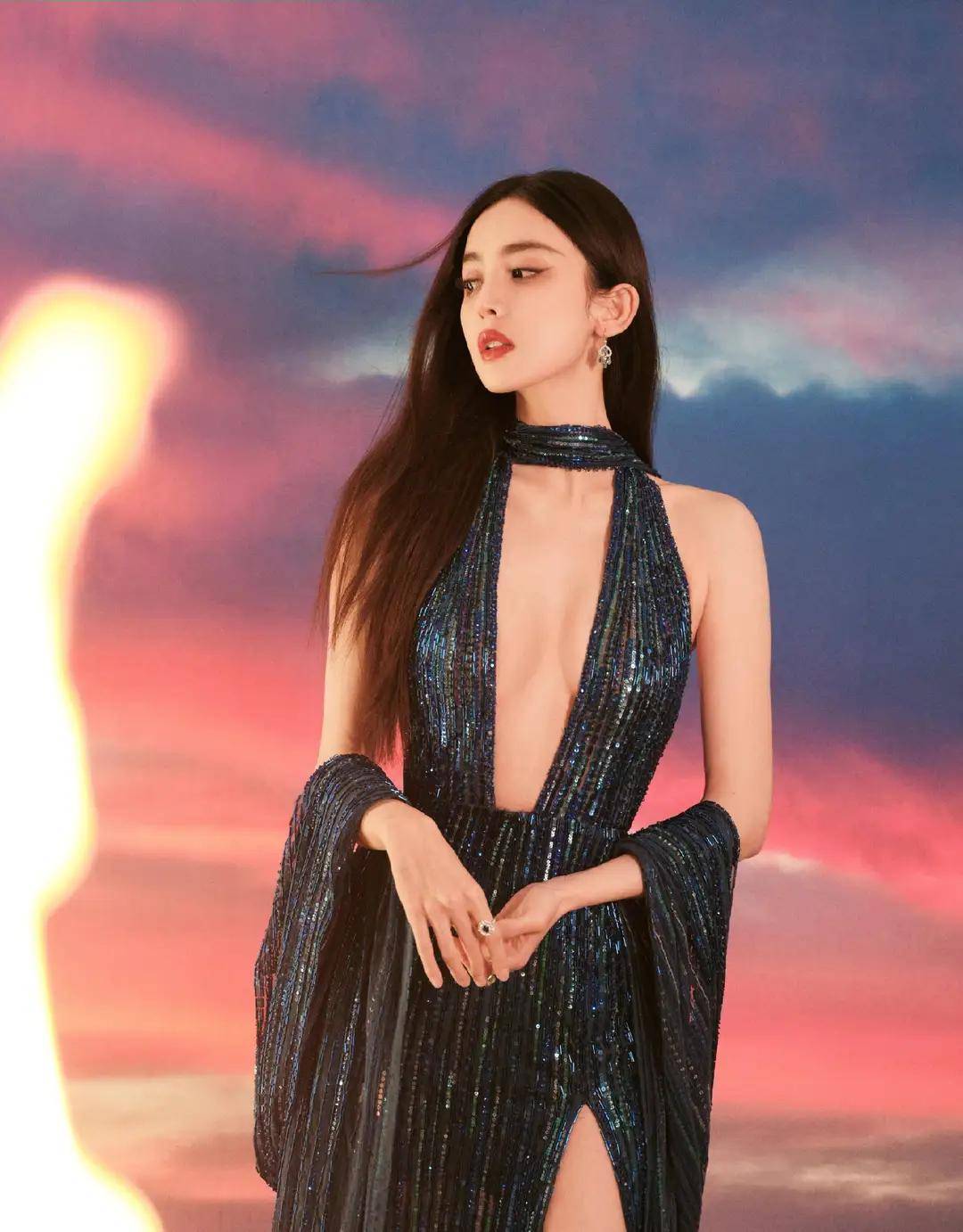 古力娜扎登某杂志封面，晒出最新大尺度美照，成熟女人味太浓厚