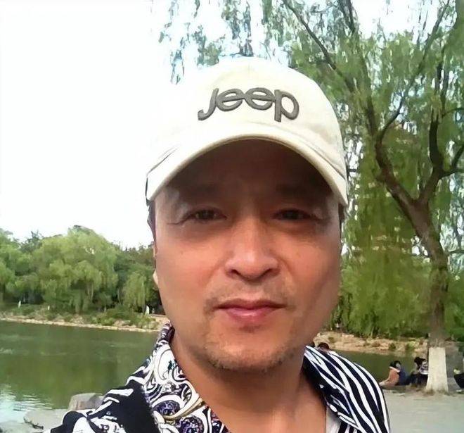 夫妻俩都是一级演员，演了半辈子戏没红，没想到他67岁终于火了