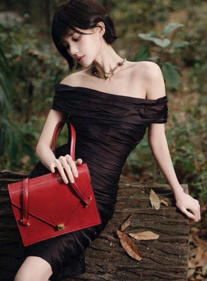 短发李一桐穿黑色抹胸包臀裙！露出香肩大美腿性感撩人