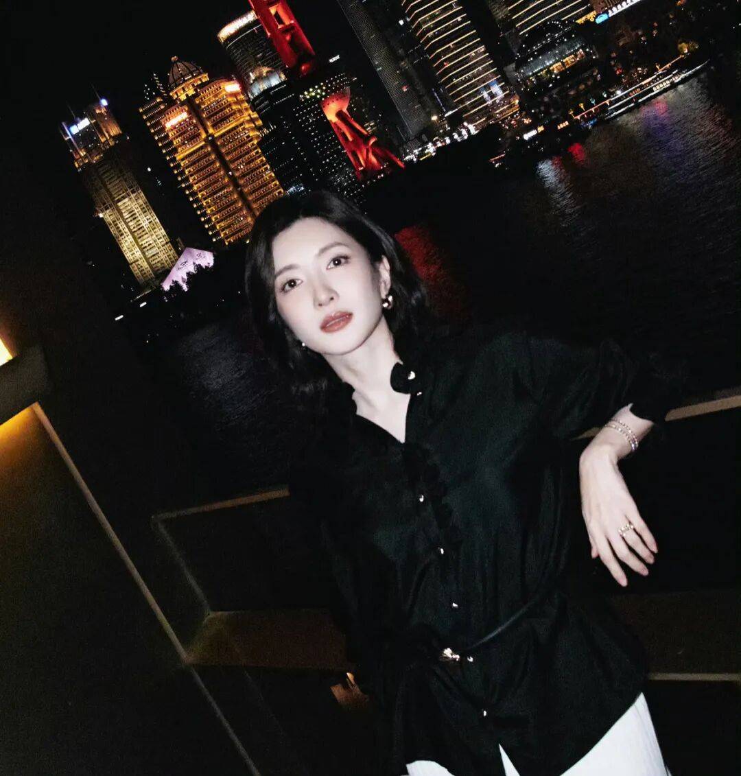 江疏影才是“普通人穿搭天花板”!两套造型封神,照搬也能美出圈-10 江疏影才是“普通人穿搭天花板”!两套造型封神,照搬也能美出圈