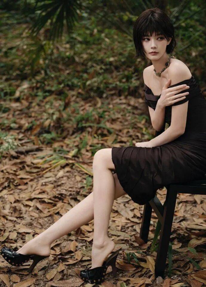 短发李一桐穿黑色抹胸包臀裙！露出香肩大美腿性感撩人