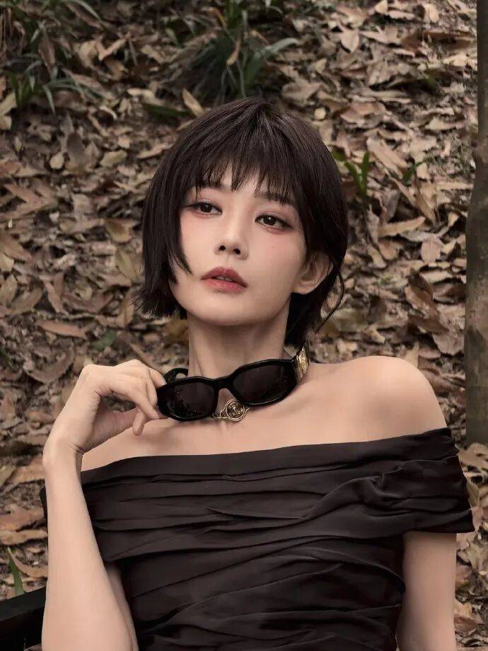 短发李一桐穿黑色抹胸包臀裙！露出香肩大美腿性感撩人