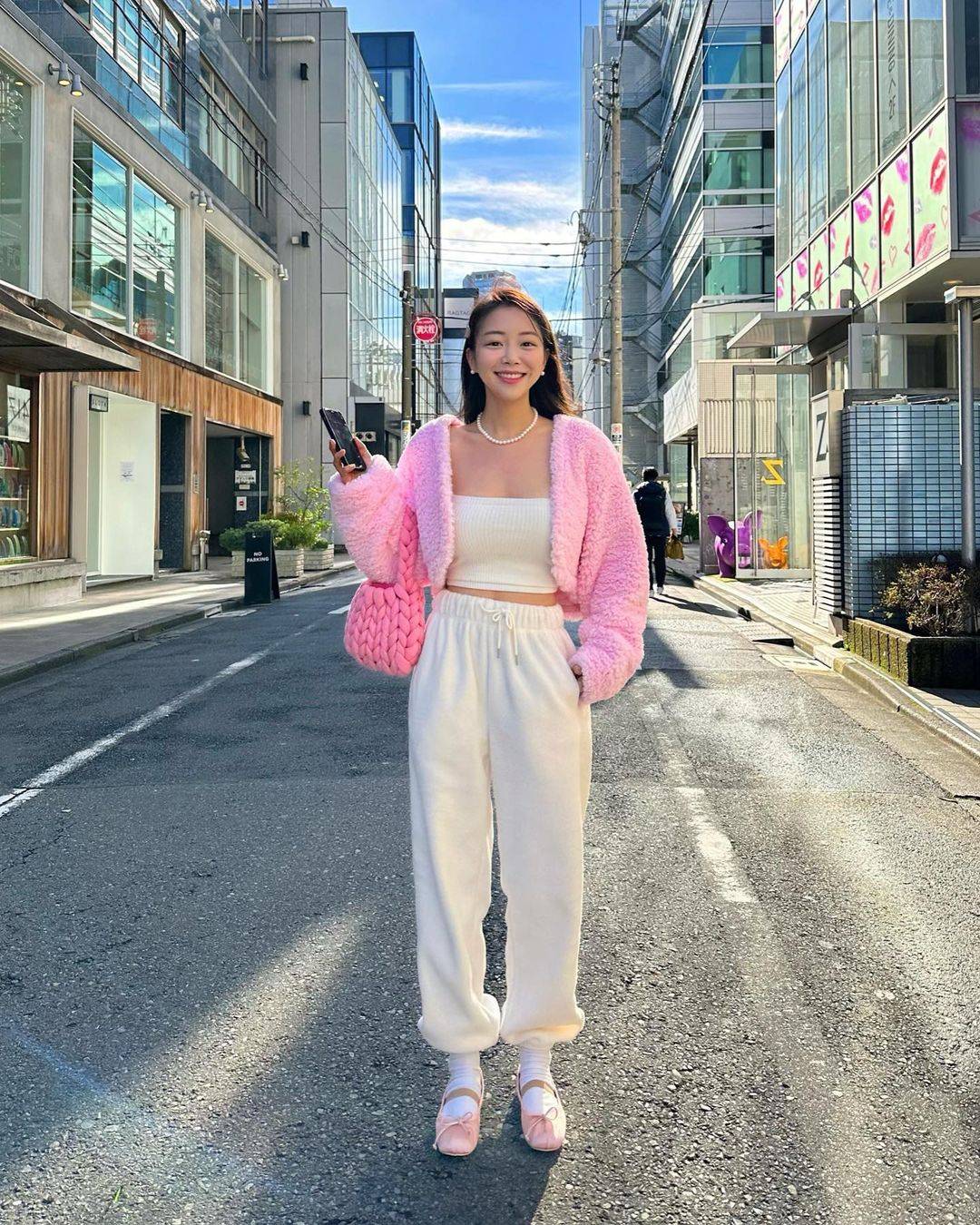 春日甜妹穿搭天花板！粉白配色松弛感公式，日常出街回头率拉满