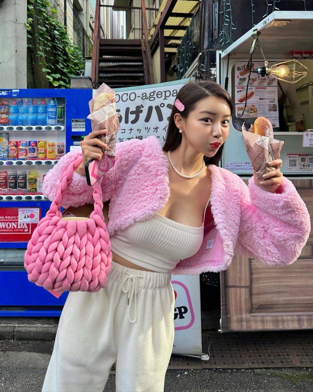 春日甜妹穿搭天花板！粉白配色松弛感公式，日常出街回头率拉满