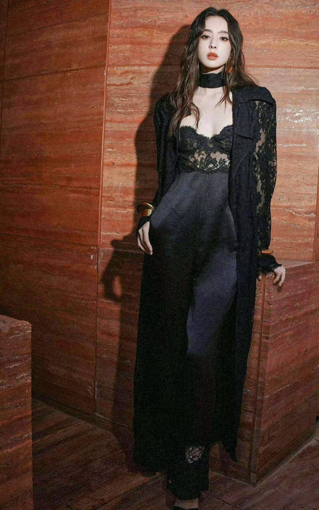 古力娜扎登某杂志封面，晒出最新大尺度美照，成熟女人味太浓厚