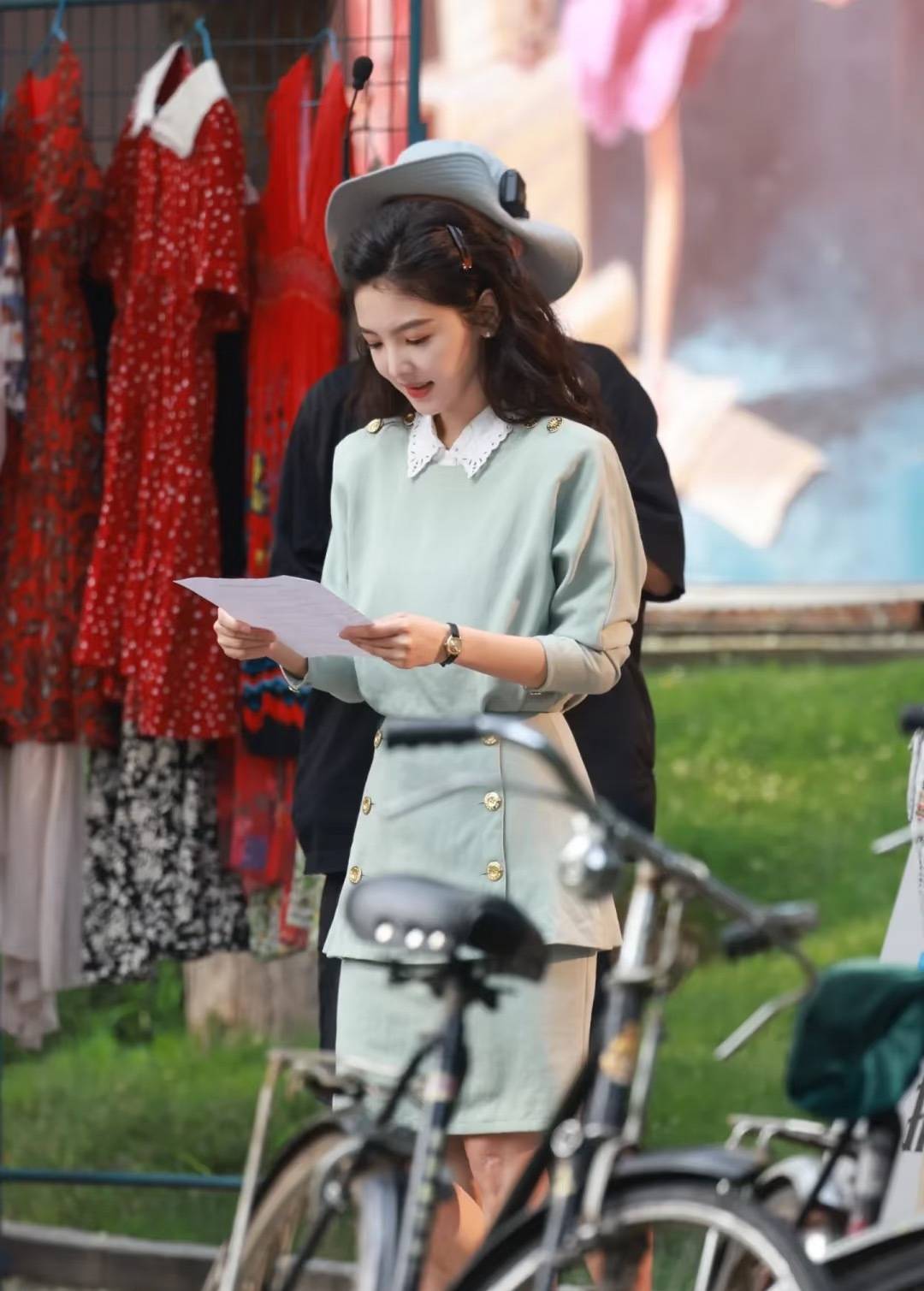 不愧是宅男女神,章若楠《冬去春来》15套穿搭演绎90年代女神穿搭-10 不愧是宅男女神,章若楠《冬去春来》15套穿搭演绎90年代女神穿搭