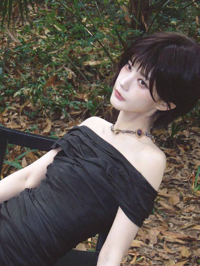 短发李一桐穿黑色抹胸包臀裙！露出香肩大美腿性感撩人