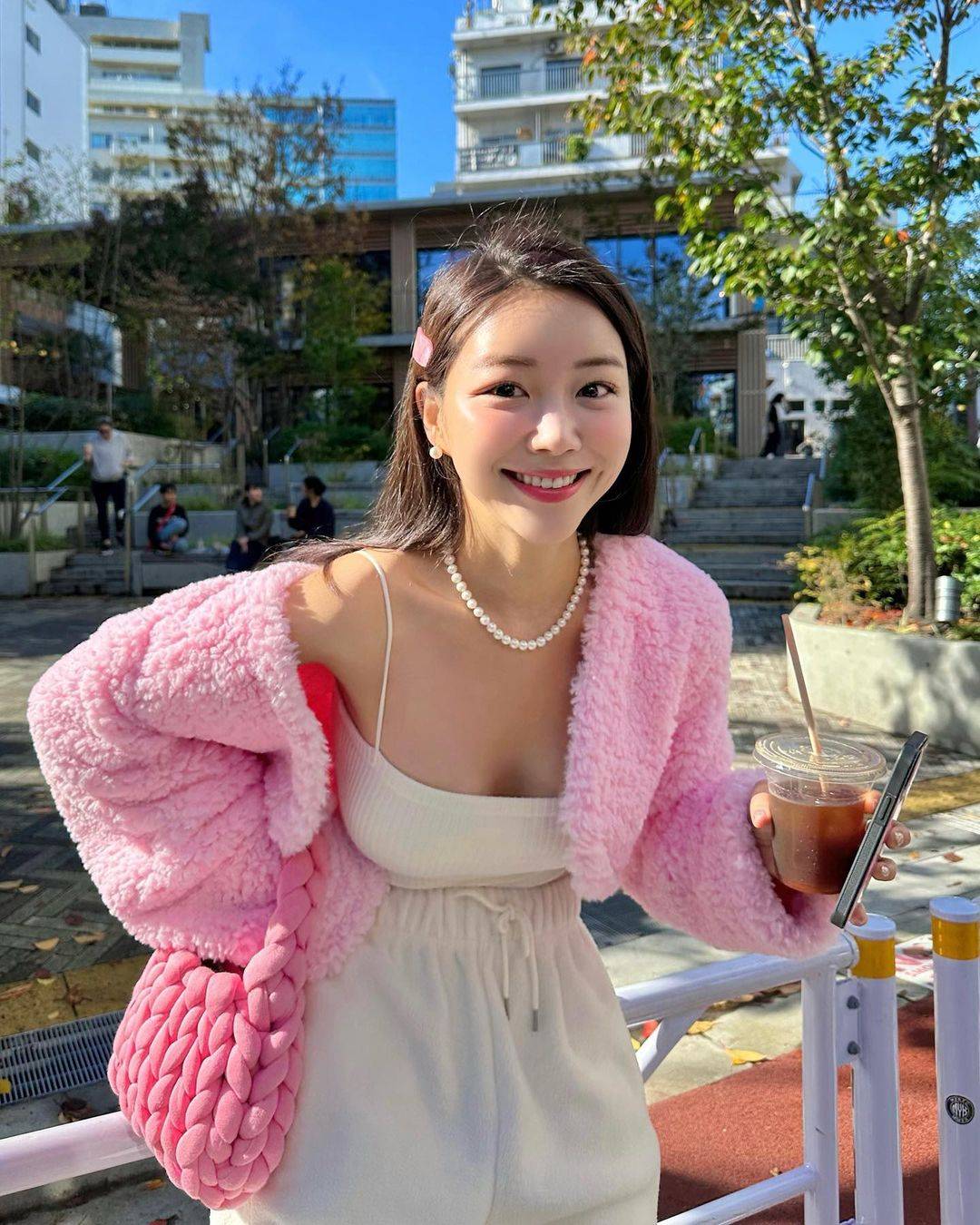 春日甜妹穿搭天花板！粉白配色松弛感公式，日常出街回头率拉满