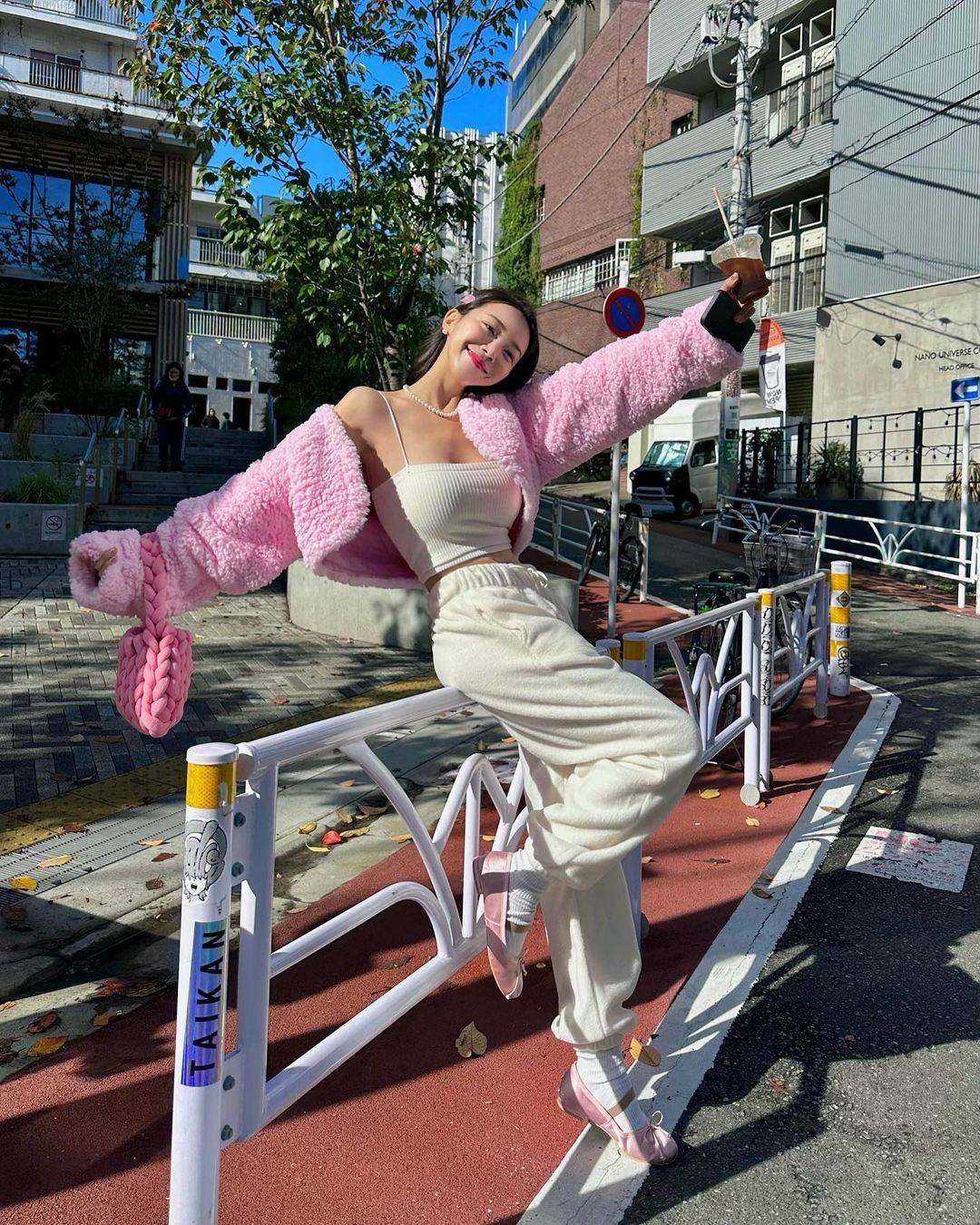 春日甜妹穿搭天花板！粉白配色松弛感公式，日常出街回头率拉满