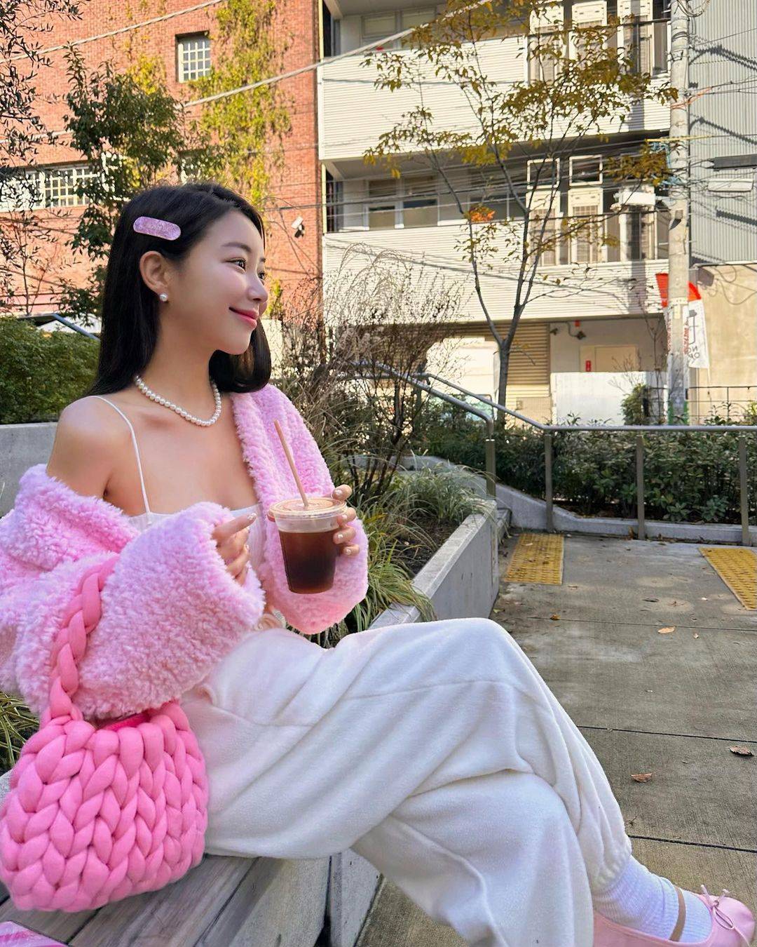 春日甜妹穿搭天花板！粉白配色松弛感公式，日常出街回头率拉满