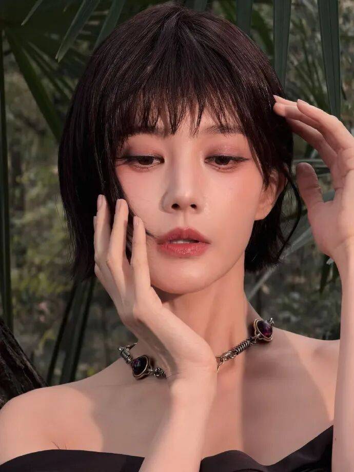 短发李一桐穿黑色抹胸包臀裙！露出香肩大美腿性感撩人