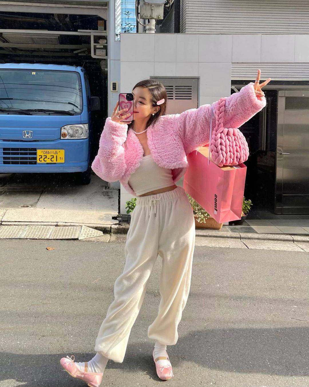 春日甜妹穿搭天花板！粉白配色松弛感公式，日常出街回头率拉满