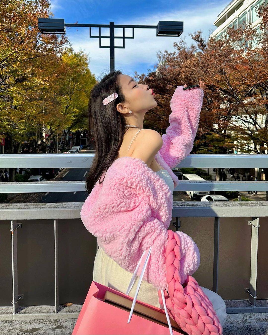 春日甜妹穿搭天花板！粉白配色松弛感公式，日常出街回头率拉满