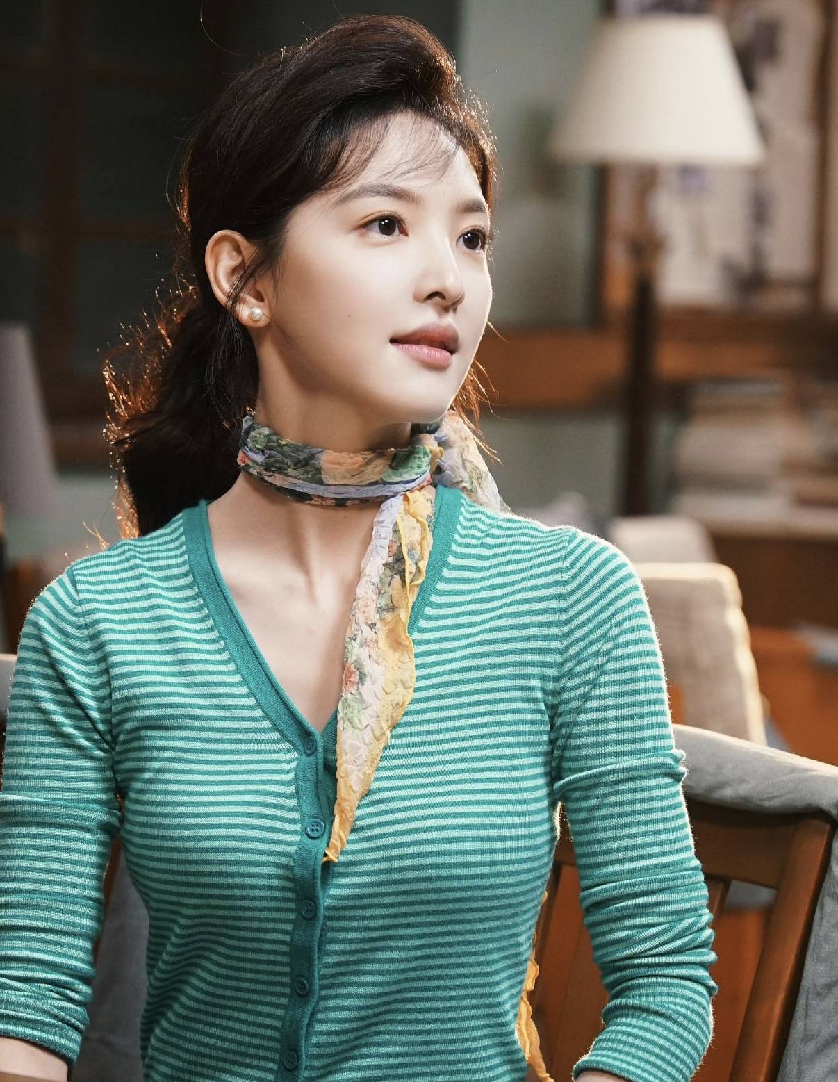 不愧是宅男女神,章若楠《冬去春来》15套穿搭演绎90年代女神穿搭-15 不愧是宅男女神,章若楠《冬去春来》15套穿搭演绎90年代女神穿搭