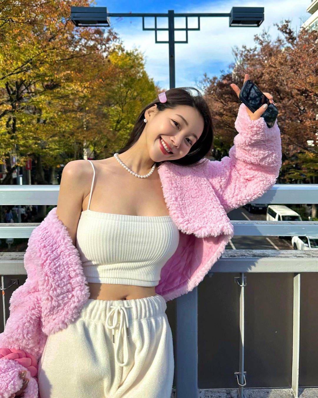 春日甜妹穿搭天花板！粉白配色松弛感公式，日常出街回头率拉满