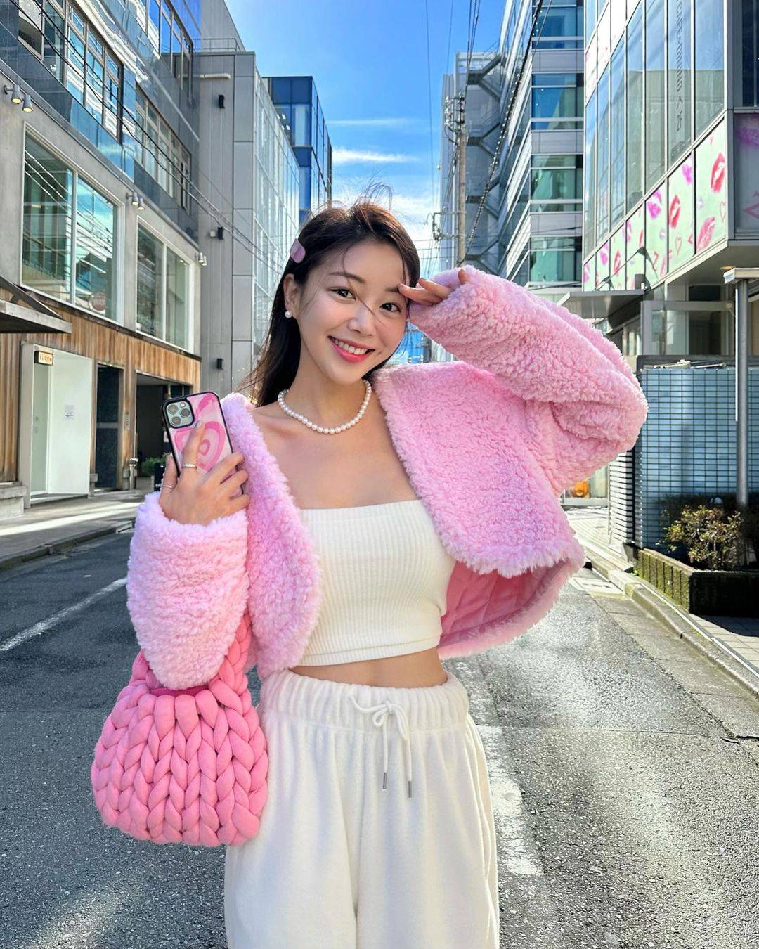 春日甜妹穿搭天花板！粉白配色松弛感公式，日常出街回头率拉满