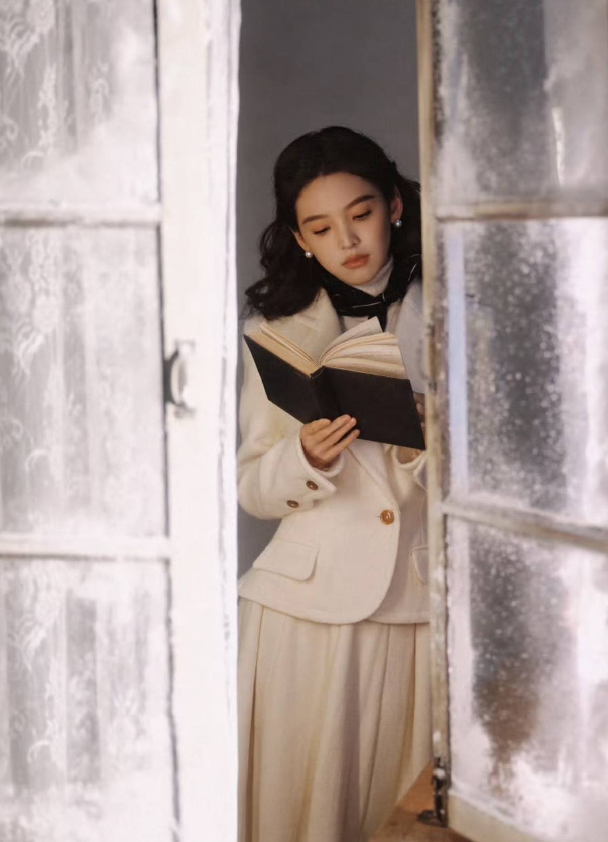 不愧是宅男女神,章若楠《冬去春来》15套穿搭演绎90年代女神穿搭-16 不愧是宅男女神,章若楠《冬去春来》15套穿搭演绎90年代女神穿搭