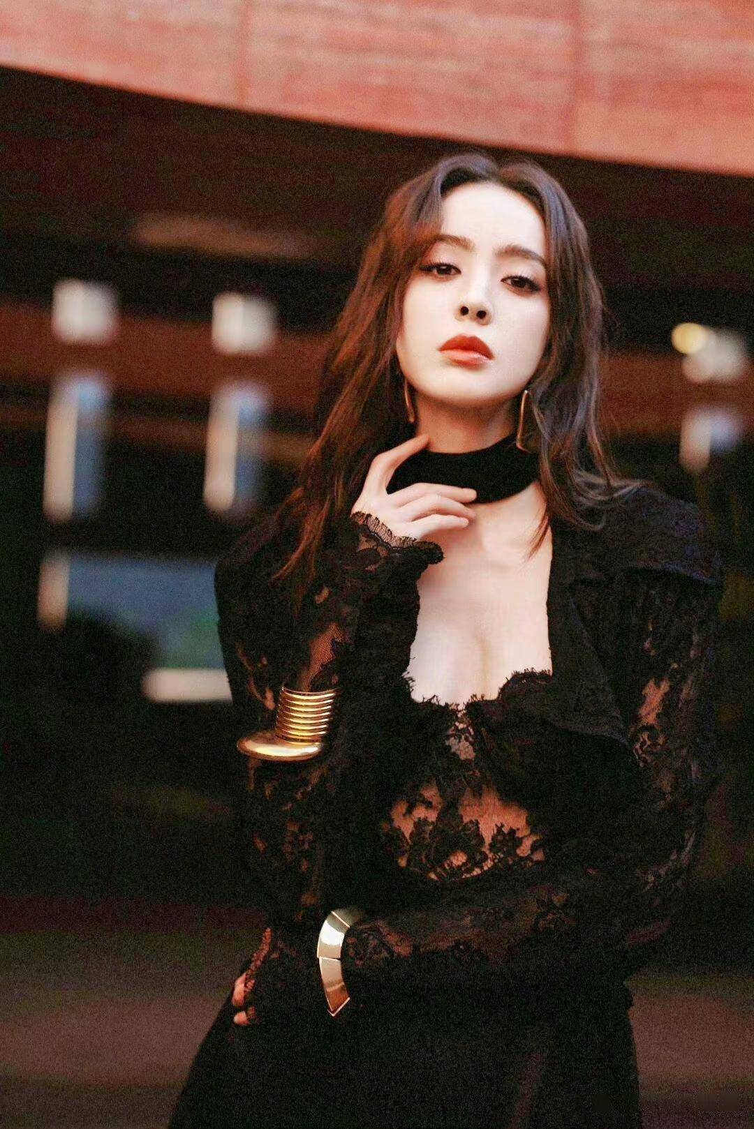 古力娜扎登某杂志封面，晒出最新大尺度美照，成熟女人味太浓厚