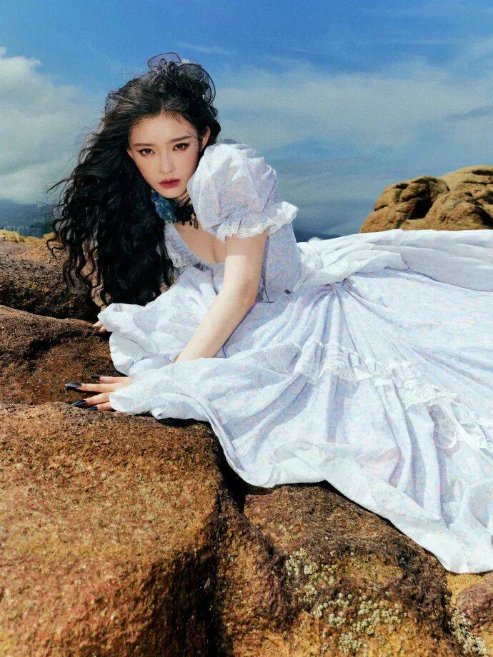 林允化身公主海边奔跑!露出事业线与大美腿太性感惊艳-3 林允化身公主海边奔跑!露出事业线与大美腿太性感惊艳