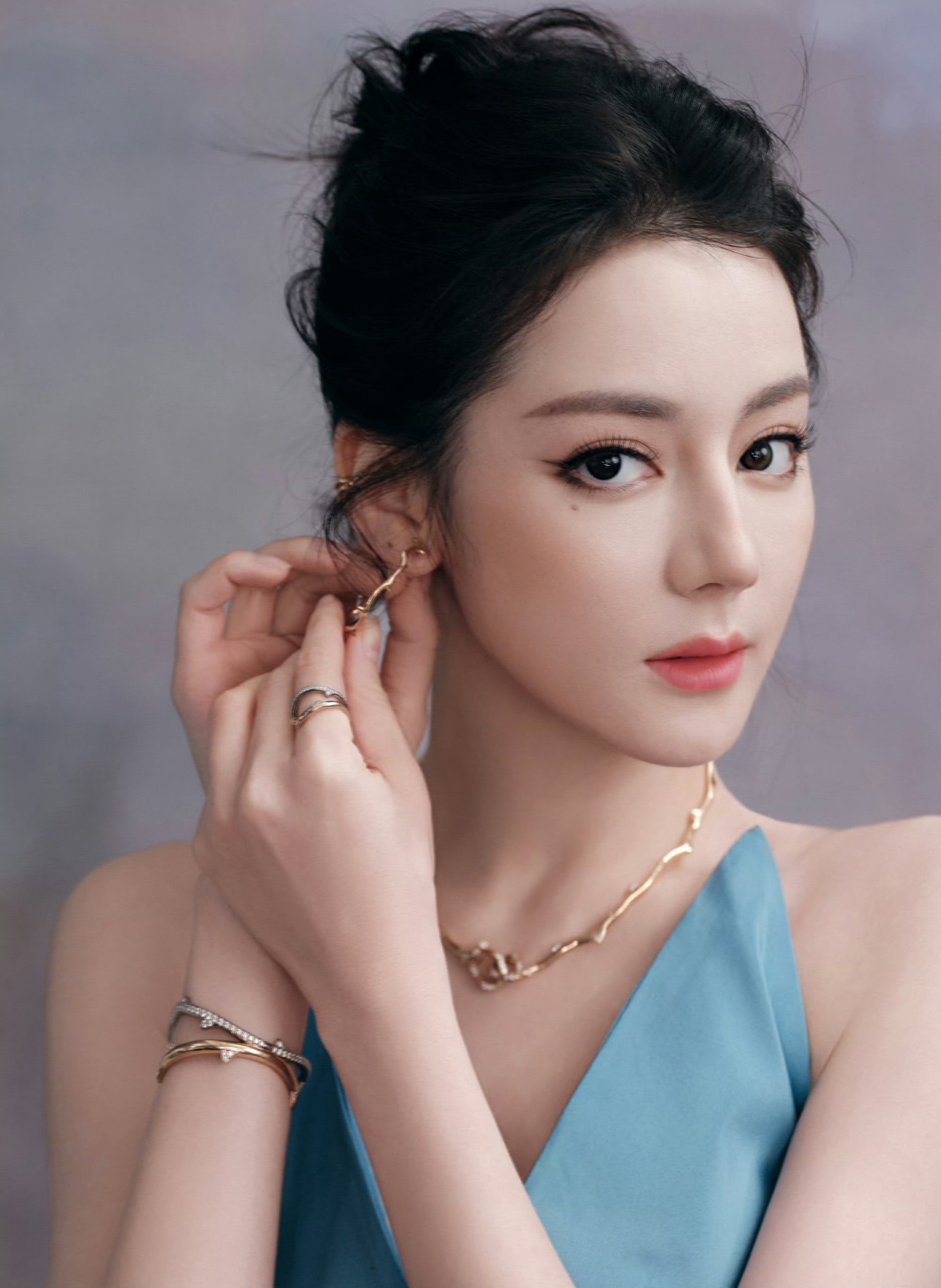 湖蓝缎面的松弛美学：迪丽热巴的轻礼服范本