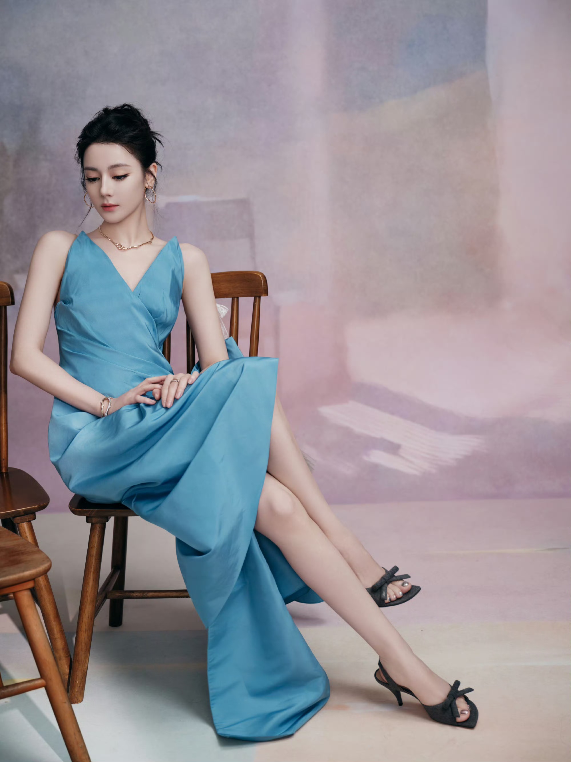 湖蓝缎面的松弛美学：迪丽热巴的轻礼服范本