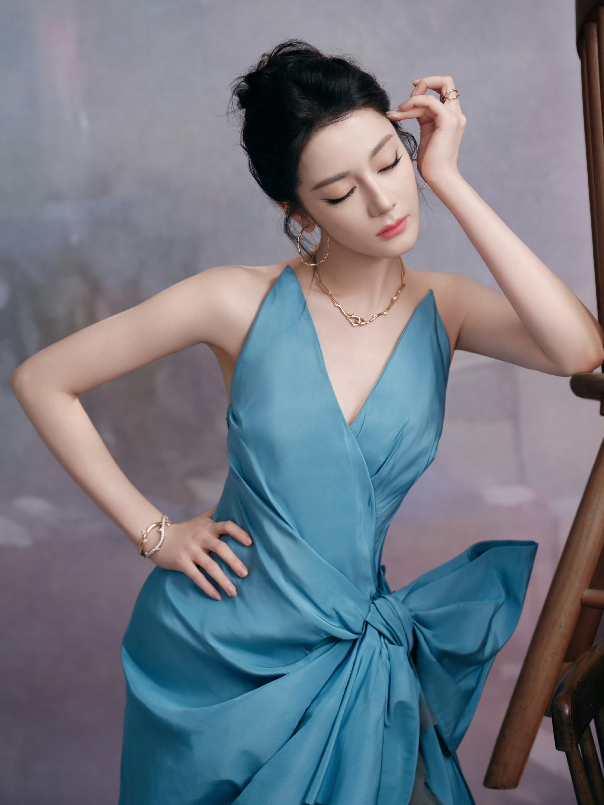 湖蓝缎面的松弛美学：迪丽热巴的轻礼服范本