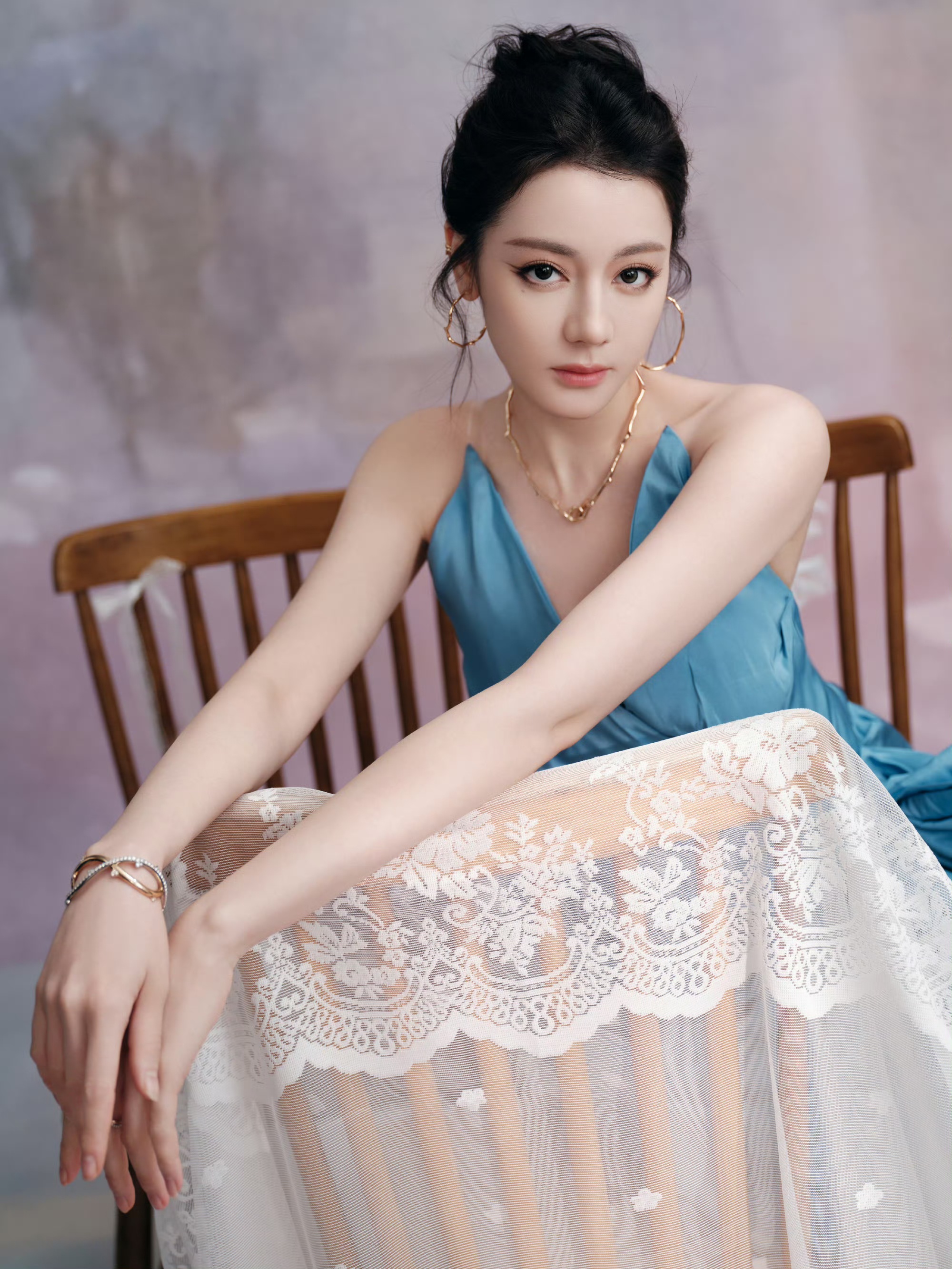 湖蓝缎面的松弛美学：迪丽热巴的轻礼服范本