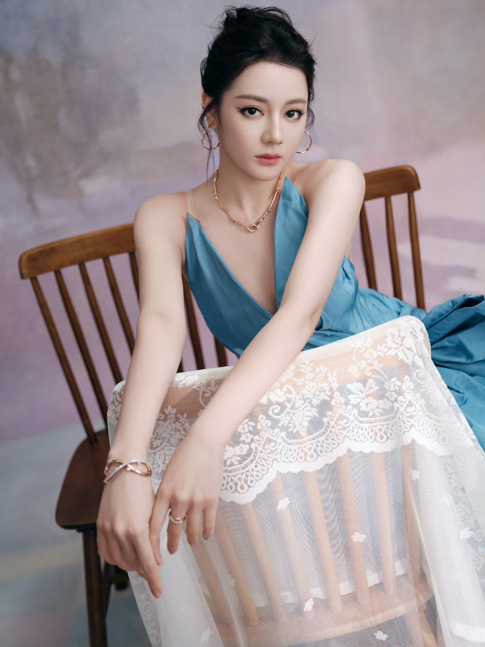湖蓝缎面的松弛美学：迪丽热巴的轻礼服范本